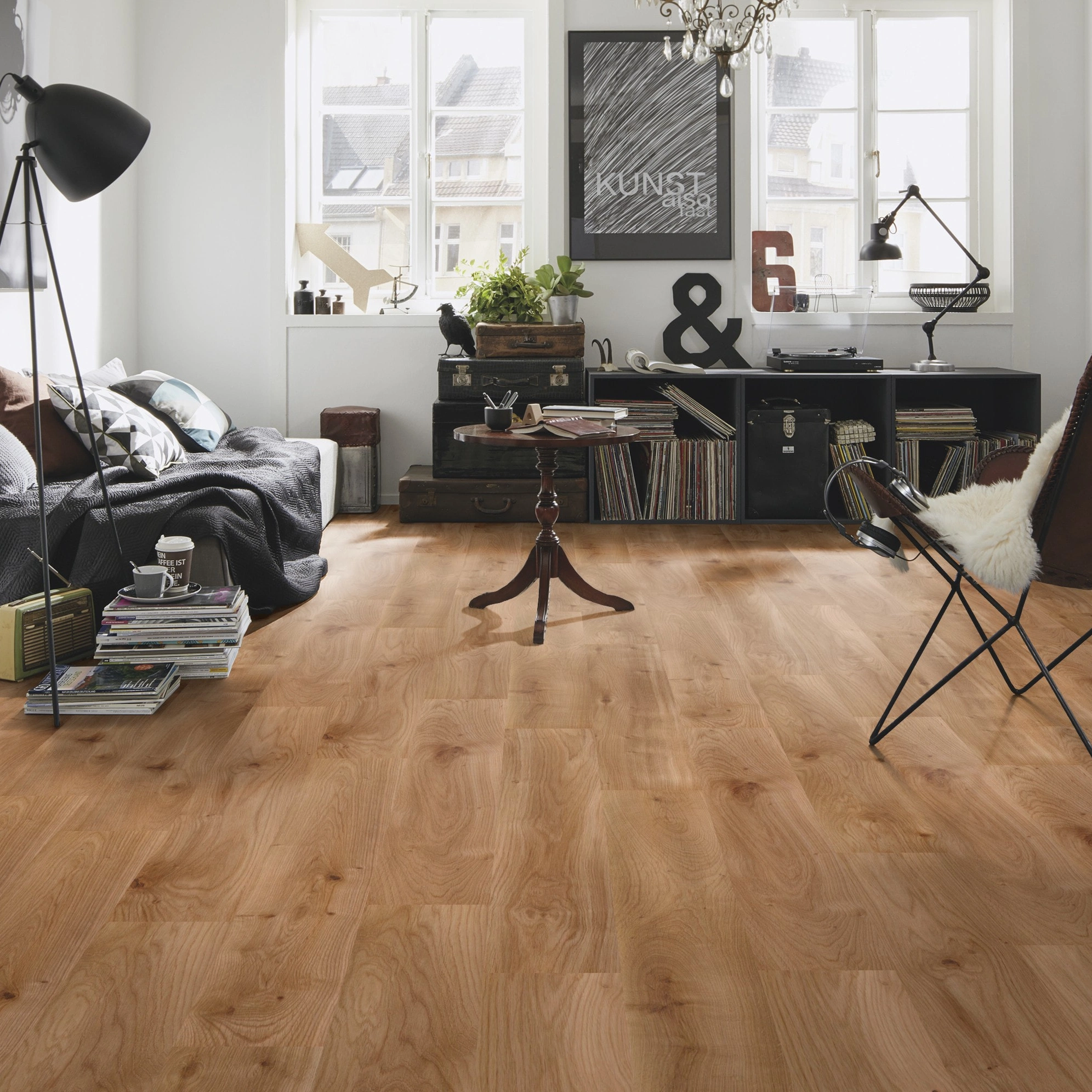 Milieubild Kompaktes Wohnzimmer mit Bücherregal - wineo Klebe-Bioboden PURLINE wineo 1000 wood L Intensive Oak Caramel Milieubild Kompaktes Wohnzimmer mit Bücherregal - wineo PL300R