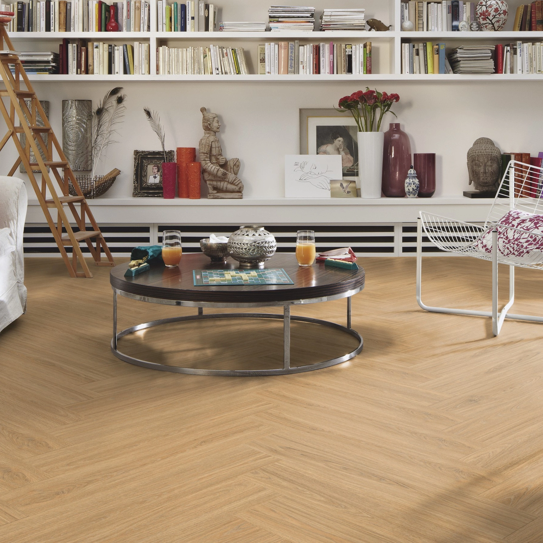 Milieubild Wohnzimmer mit großem Bücherregal - MEISTER Laminat LS 350 Princess Oak sand Milieubild Wohnzimmer mit großem Bücherregal - MEISTER 600001-0840168-06895