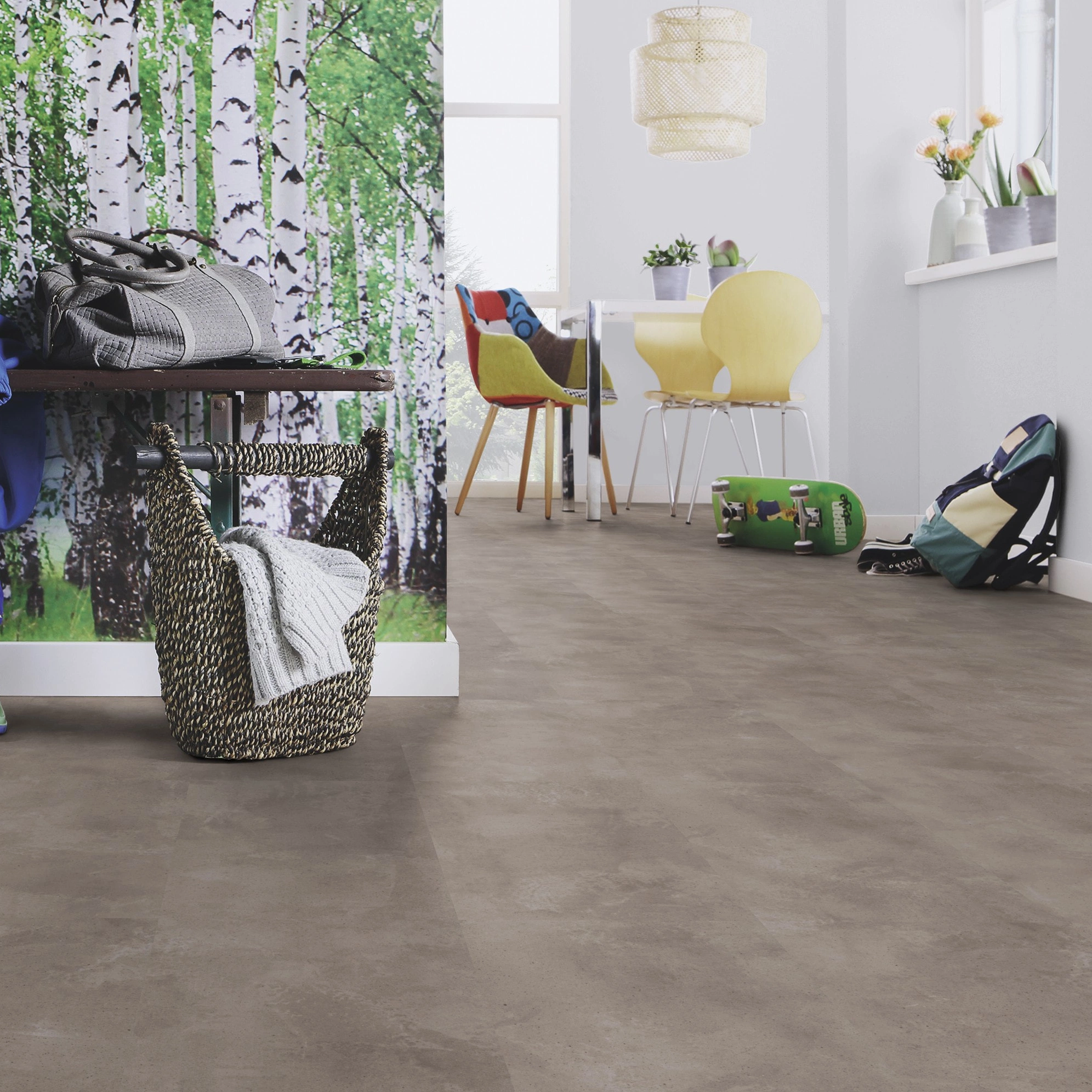 Milieubild Esszimmer mit Flur und Sitzbank - wineo Klebe-Bioboden PURLINE wineo 1000 stone L Urban Concrete Smoke Milieubild Esszimmer mit Flur und Sitzbank - wineo PL318R