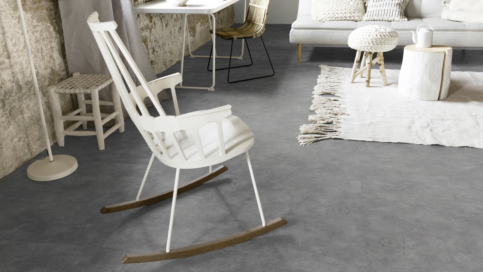 Milieubild Wohnzimmer mit Schaukelstuhl im skandinavischen Stil - Forbo Flooring 220187