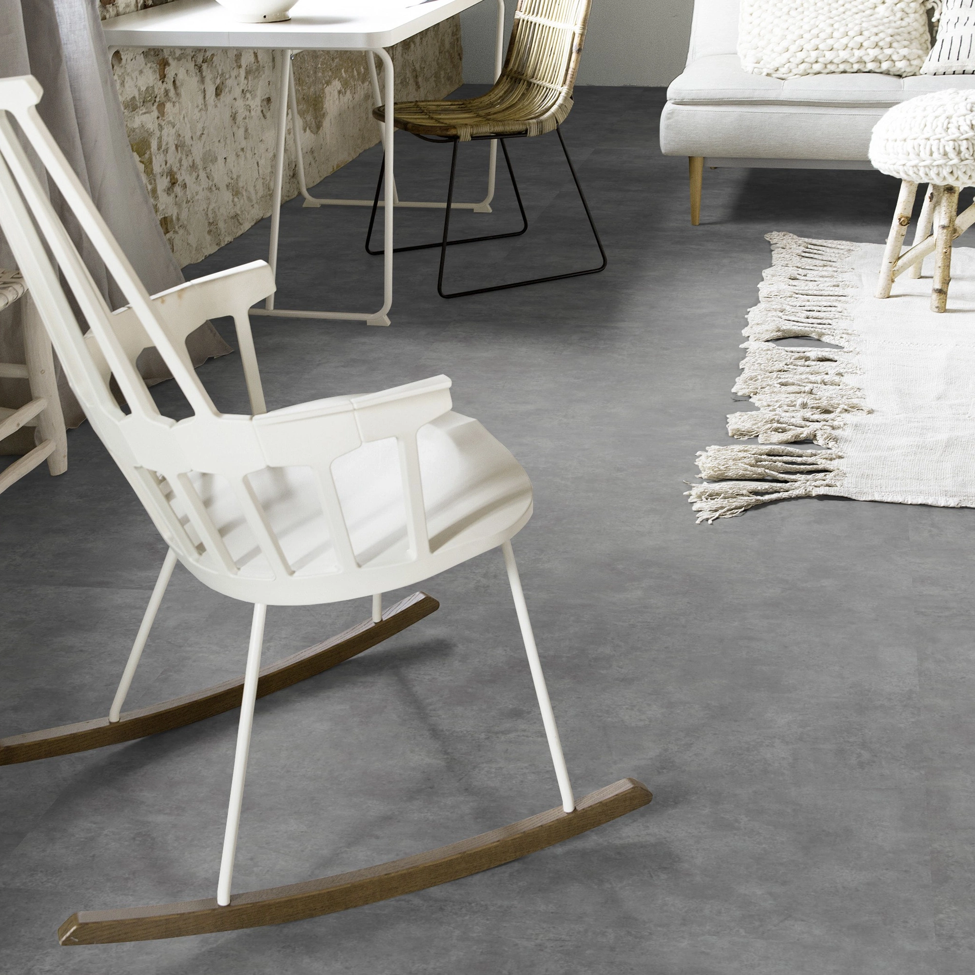Milieubild Wohnzimmer mit Schaukelstuhl im skandinavischen Stil - Forbo Flooring Klebe-Vinyl Allura Dryback 0.55 Material Charcoal Concrete Milieubild Wohnzimmer mit Schaukelstuhl im skandinavischen Stil - Forbo Flooring 220187