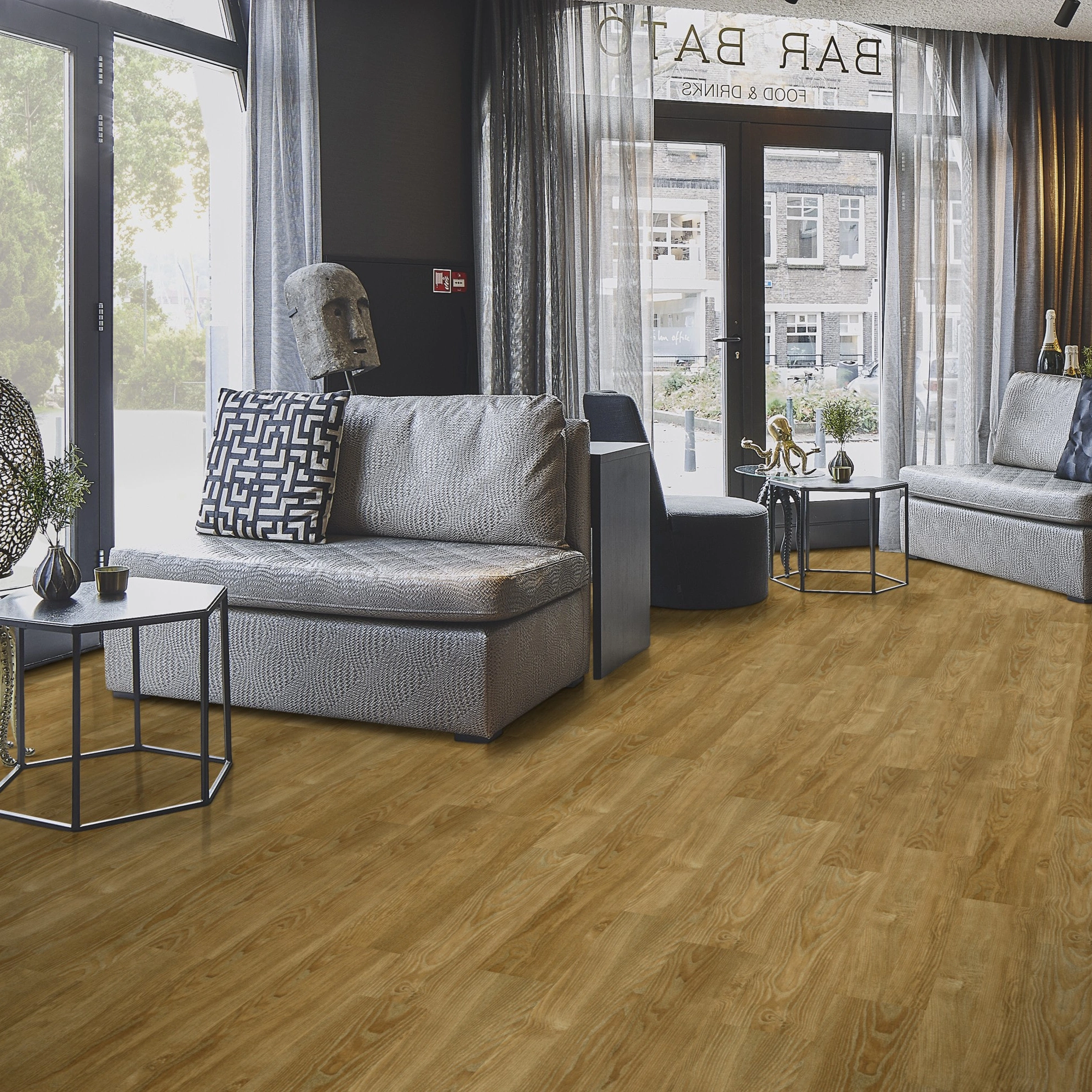 Milieubild Lounge in Hotelbar - Forbo Flooring Klebe-Vinyl Allura Dryback 0.55 Wood Ochre Ash Milieubild Lounge in Hotelbar - Forbo Flooring 243615
