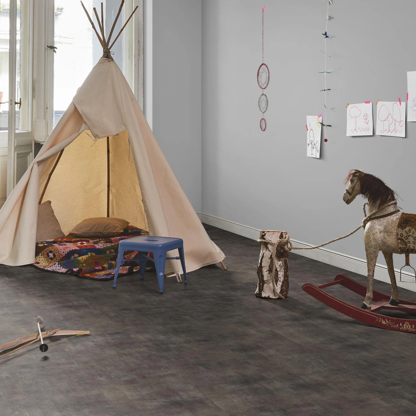 Milieubild Kinderzimmer in Stadtwohnung - Parador Klebe-Vinyl Trendtime 5 Dryback Mineral black Milieubild Kinderzimmer in Stadtwohnung - Parador 1750854