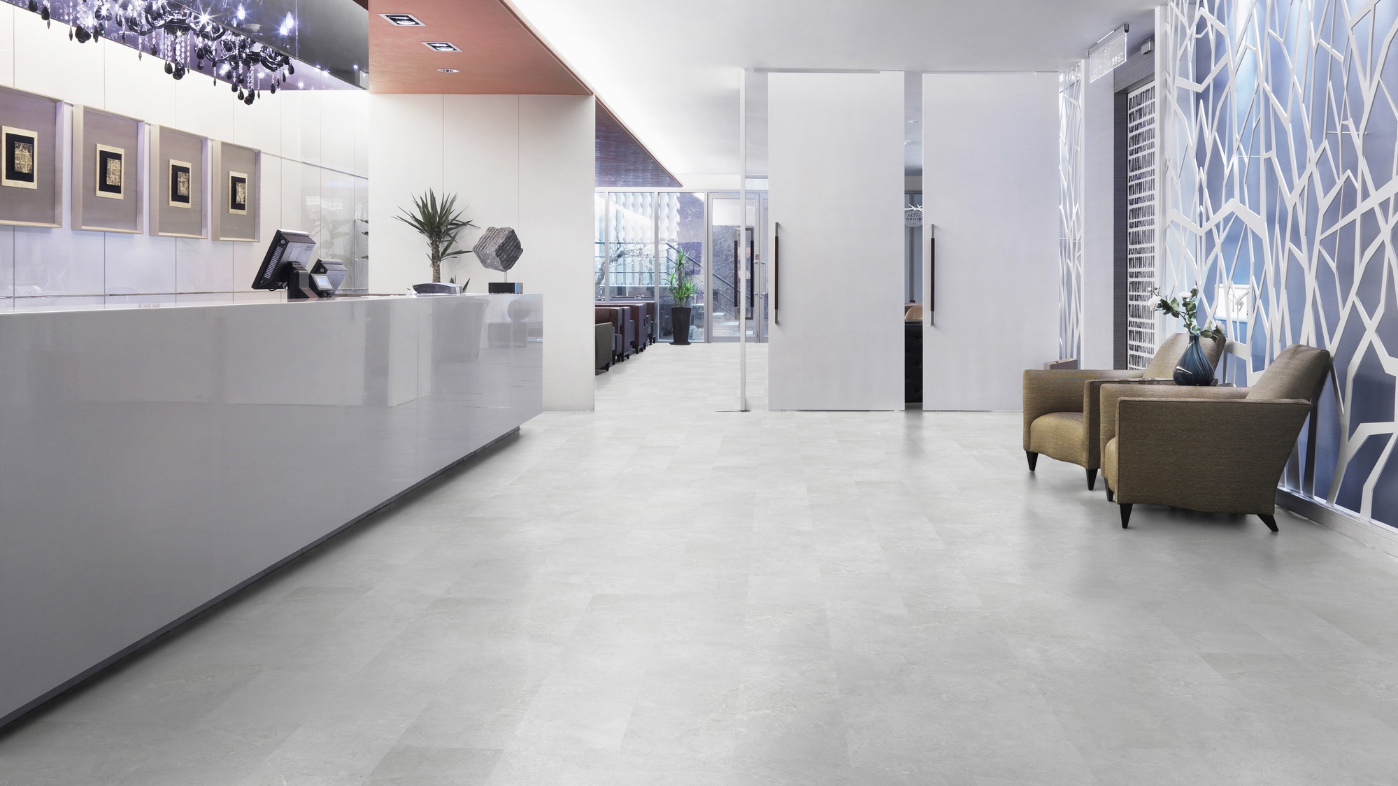 Milieubild Hotel Eingangsbereich mit Rezeption - Wicanders Wise HDF Klick-Designboden stone Natural Minimal Stone White Milieubild Hotel Eingangsbereich mit Rezeption - Wicanders Wise 80003893