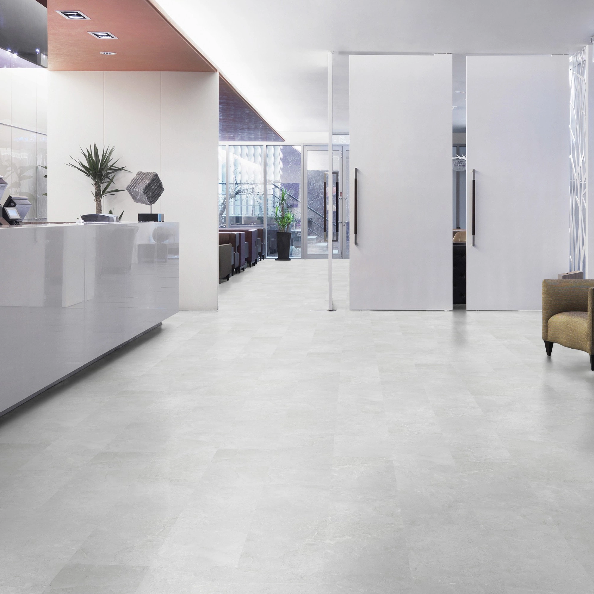 Milieubild Hotel Eingangsbereich mit Rezeption - Wicanders Wise HDF Klick-Designboden stone Natural Minimal Stone White Milieubild Hotel Eingangsbereich mit Rezeption - Wicanders Wise 80003893