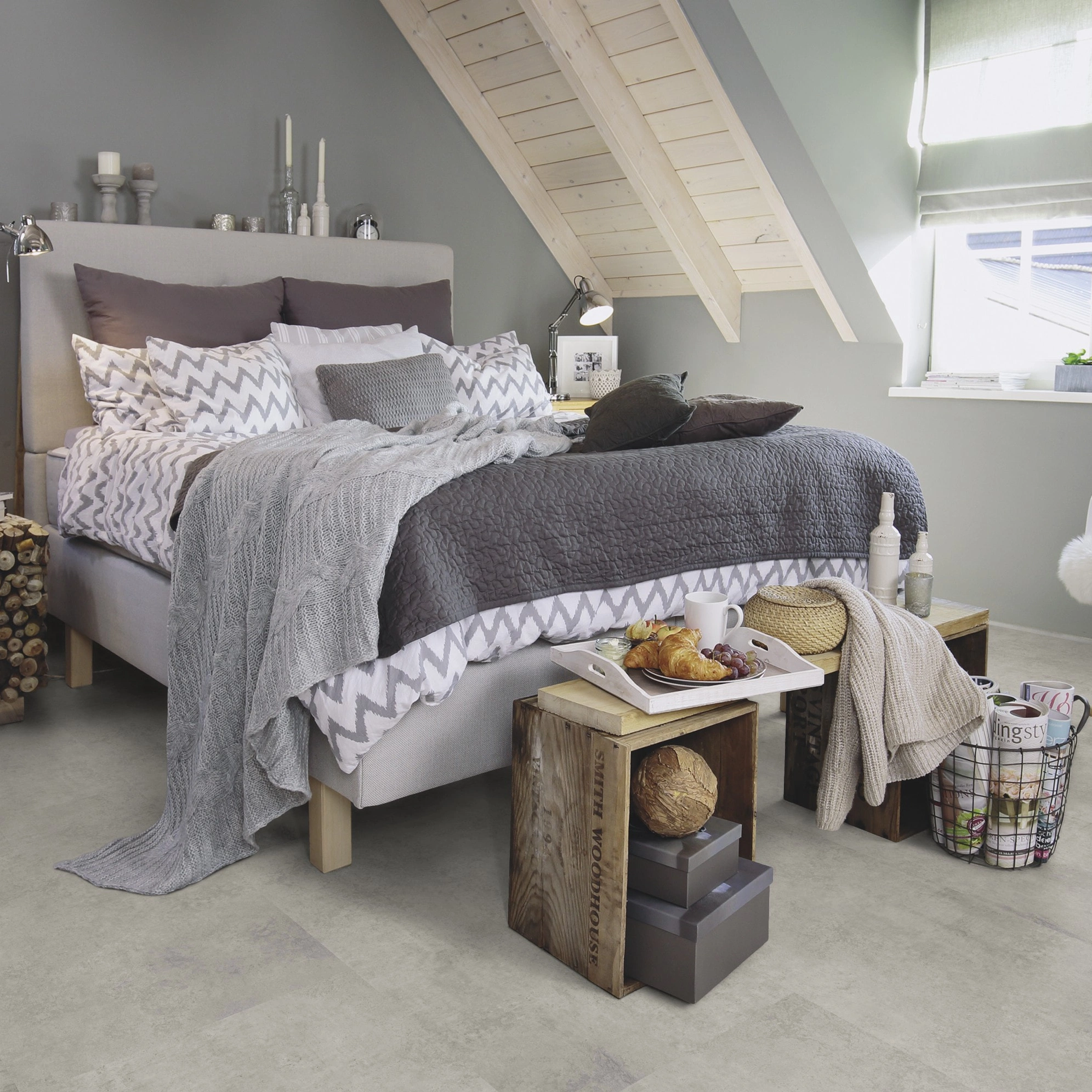 Milieubild Schlafzimmer im modernen Dachgeschoss - wineo Klebe-Bioboden PURLINE wineo 1500 stone XL Portland Concrete Grey Milieubild Schlafzimmer im modernen Dachgeschoss - wineo PL15407SXL