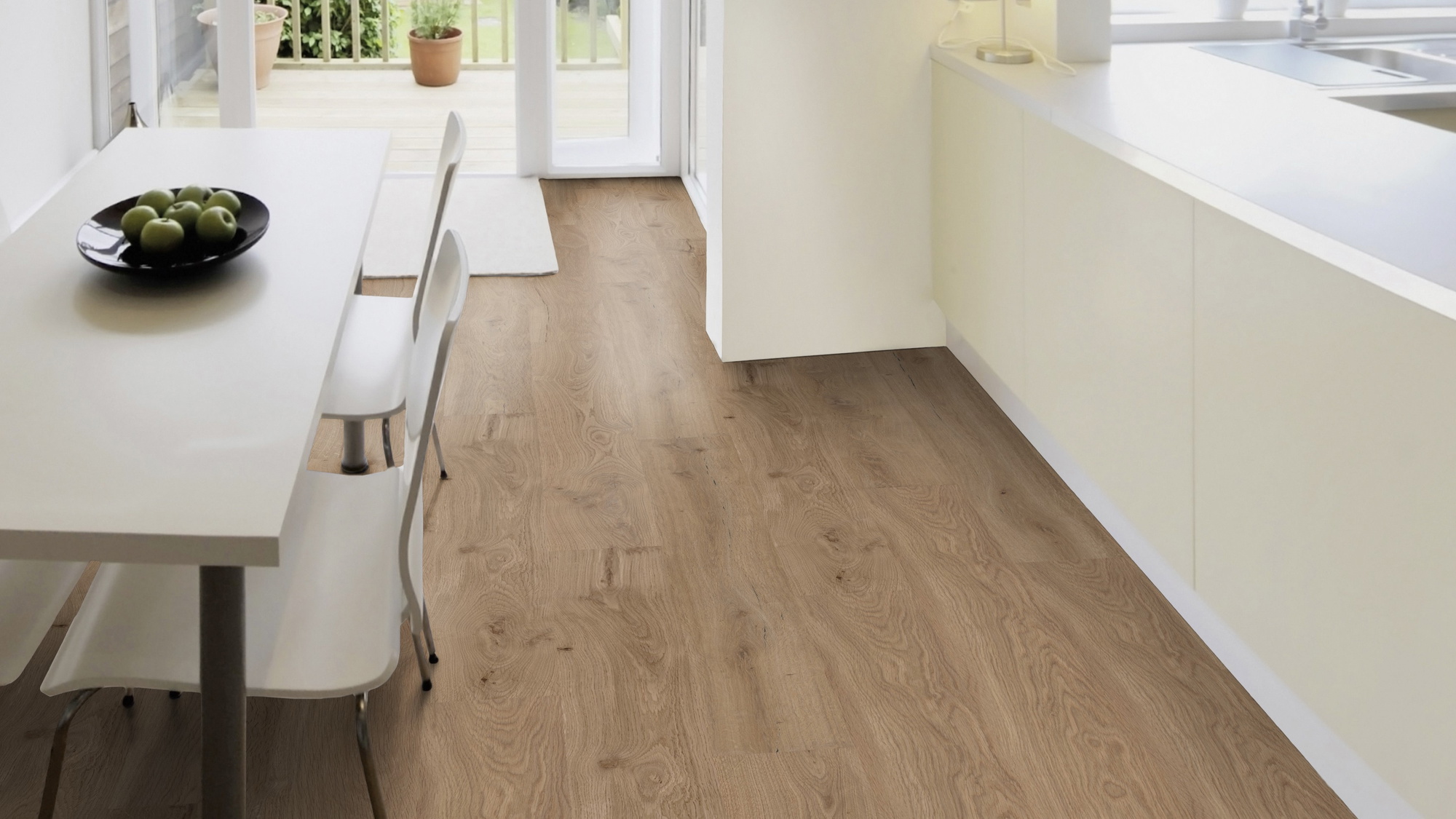 Milieubild Esszimmer mit Terrassentür - Wicanders Wise HDF Klick-Designboden wood Natural Dakota Oak Milieubild Esszimmer mit Terrassentür - Wicanders Wise 80003593