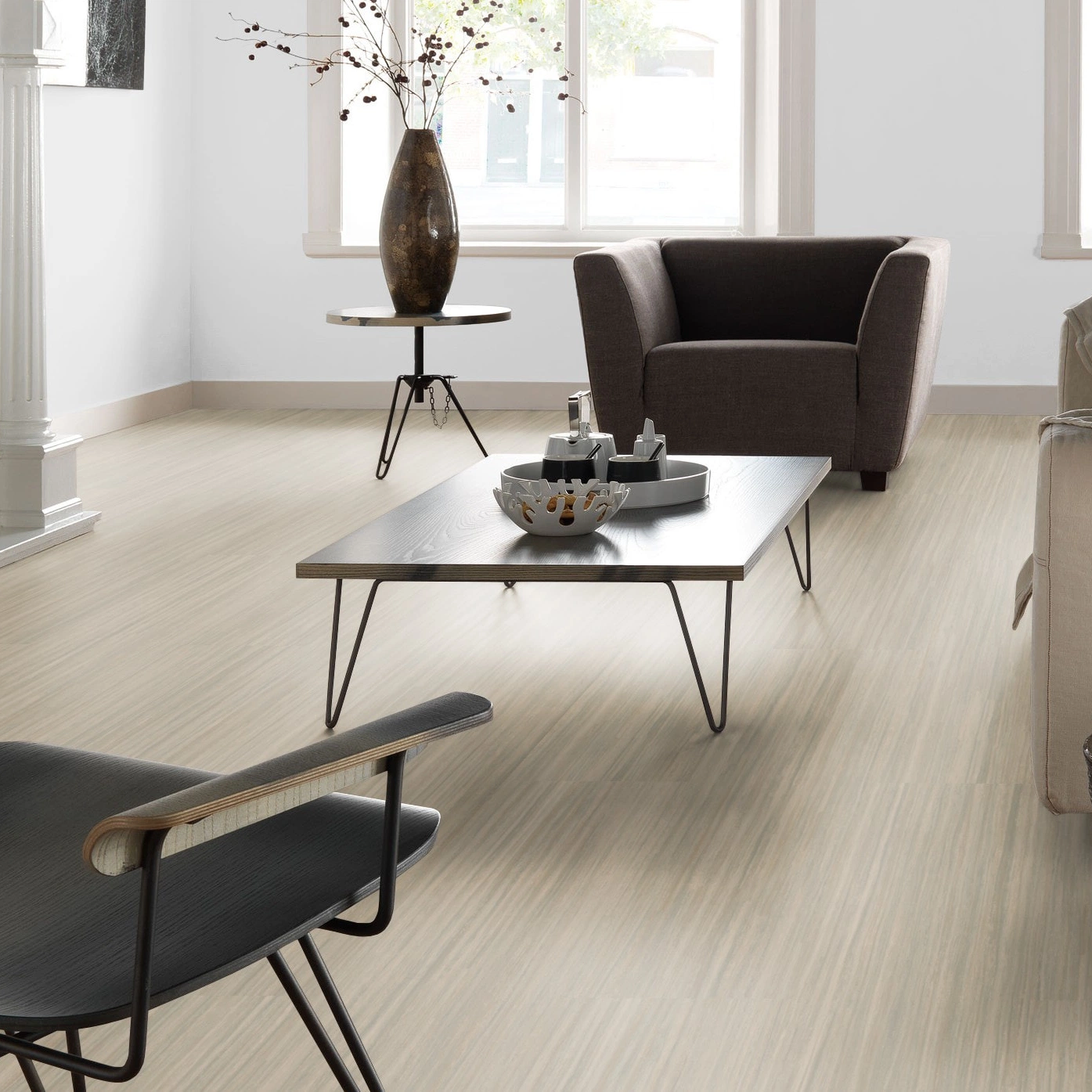 Milieubild Altbau-Wohnzimmer mit Kamin - Forbo Flooring Marmoleum Modular Linear Bleached Gold Milieubild Altbau-Wohnzimmer mit Kamin - Forbo Flooring 253741