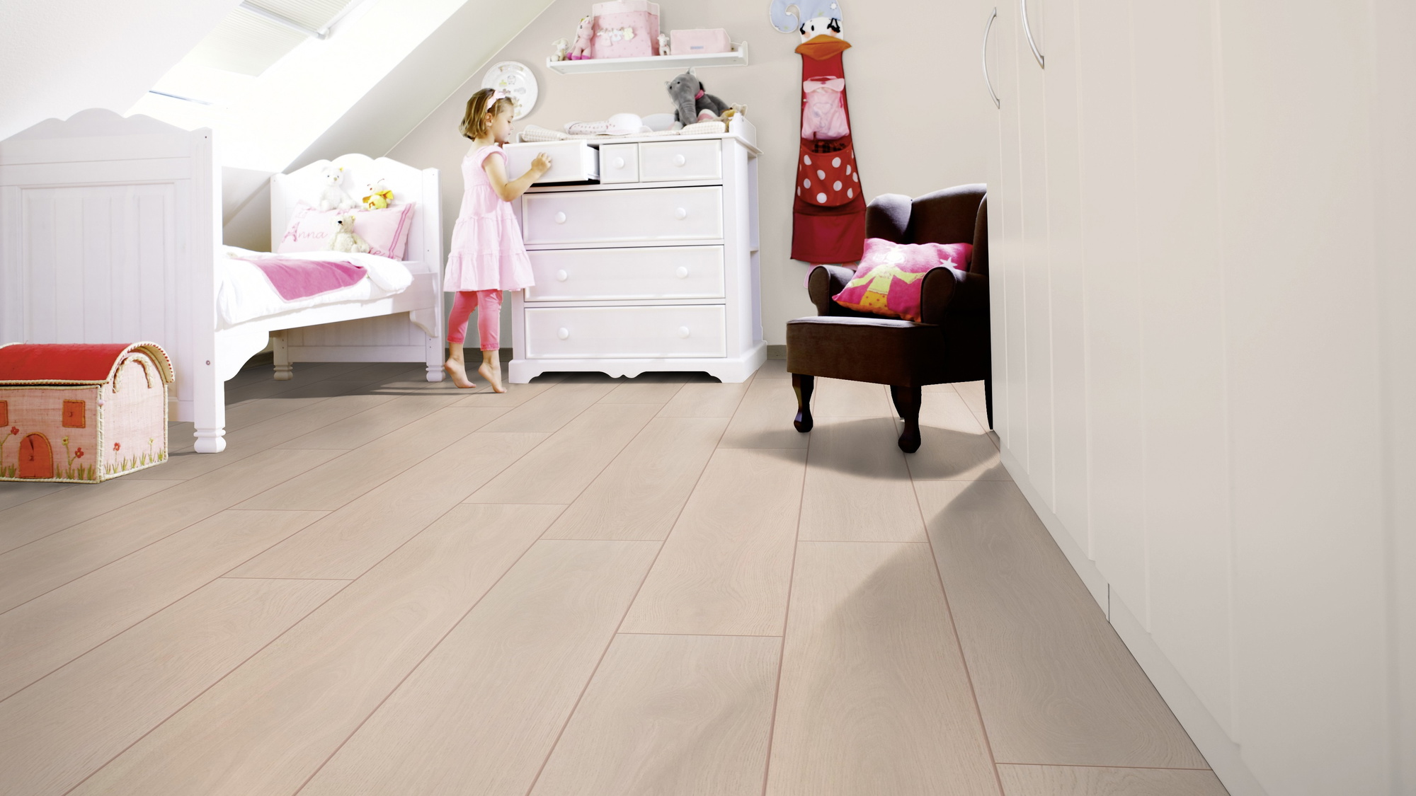 Milieubild Kinderzimmer mit weißer Kommode - wineo Klebe-Bioboden PURLINE wineo 1000 wood XL Calm Oak Bright Milieubild Kinderzimmer mit weißer Kommode - wineo PL305R