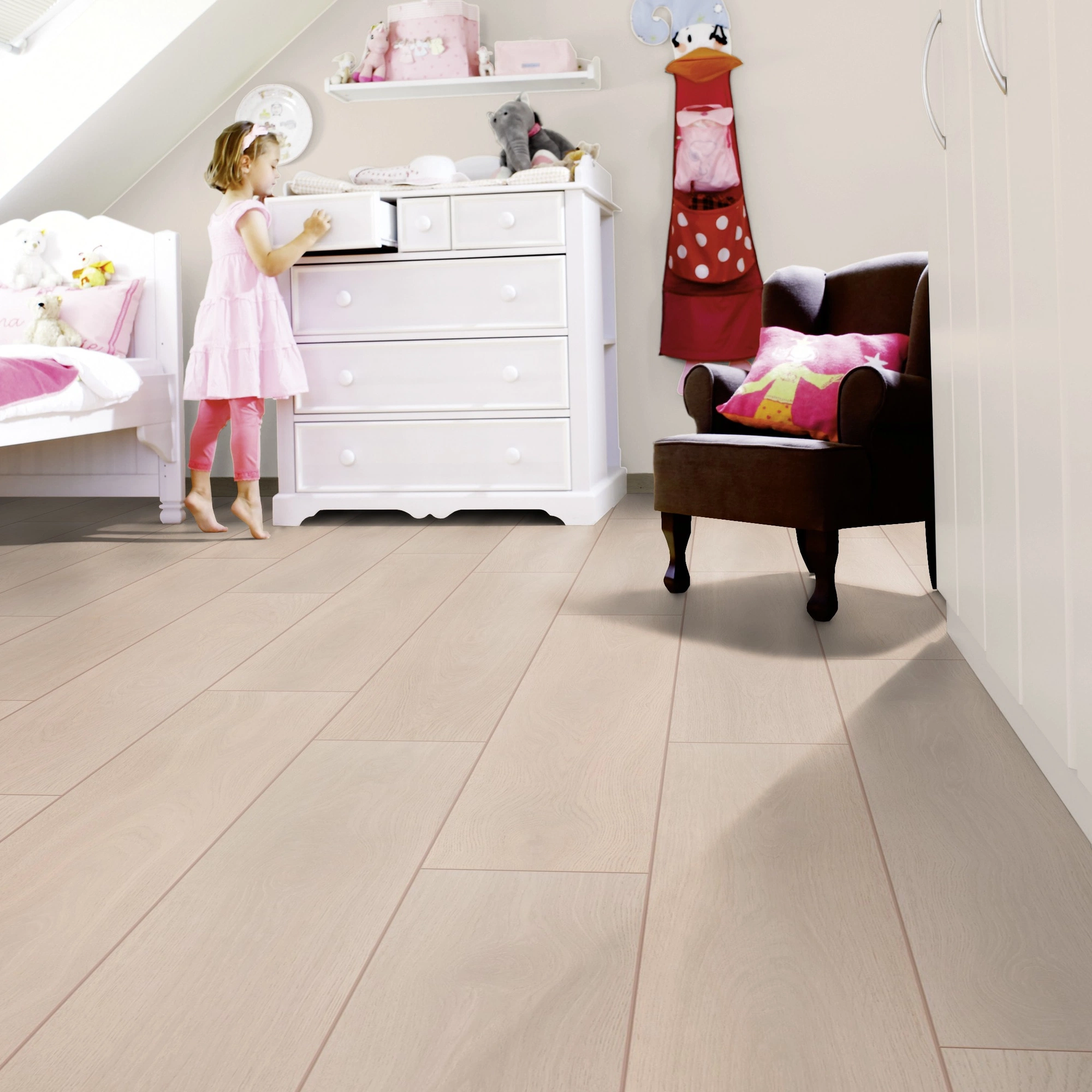 Milieubild Kinderzimmer mit weißer Kommode - wineo Klebe-Bioboden PURLINE wineo 1000 wood XL Calm Oak Bright Milieubild Kinderzimmer mit weißer Kommode - wineo PL305R