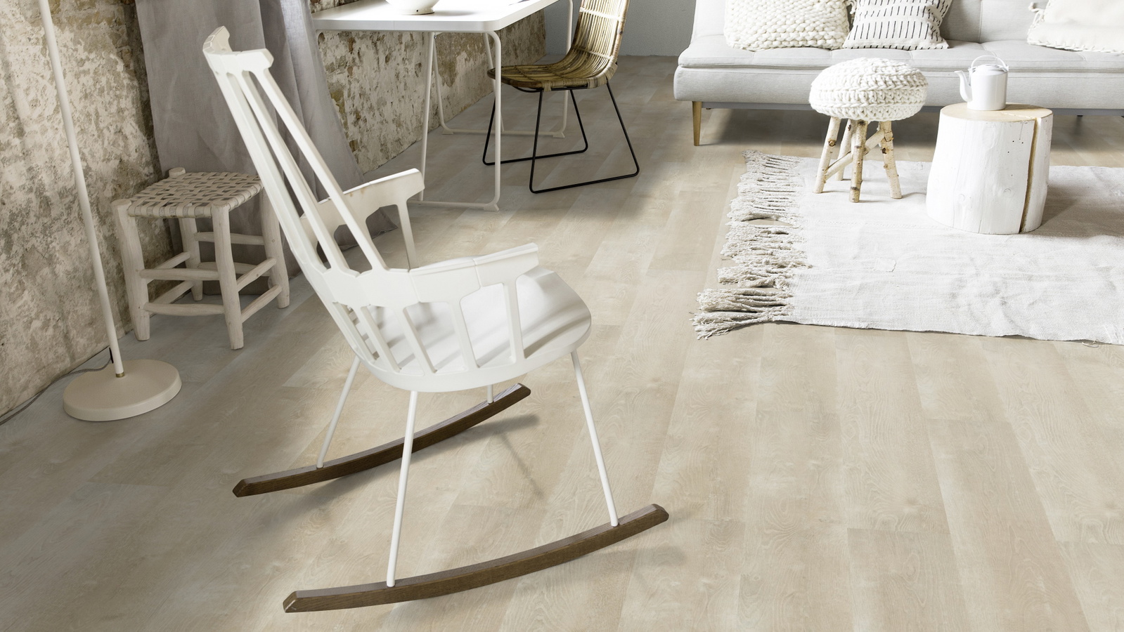 Milieubild Wohnzimmer mit Schaukelstuhl im skandinavischen Stil - Forbo Flooring 217630