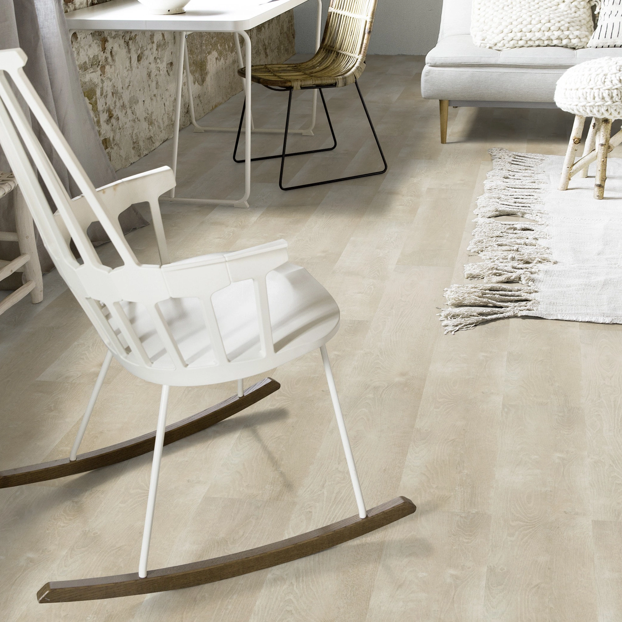 Milieubild Wohnzimmer mit Schaukelstuhl im skandinavischen Stil - Forbo Flooring Klebe-Vinyl Enduro Dryback Wood Natural White Oak Milieubild Wohnzimmer mit Schaukelstuhl im skandinavischen Stil - Forbo Flooring 217630