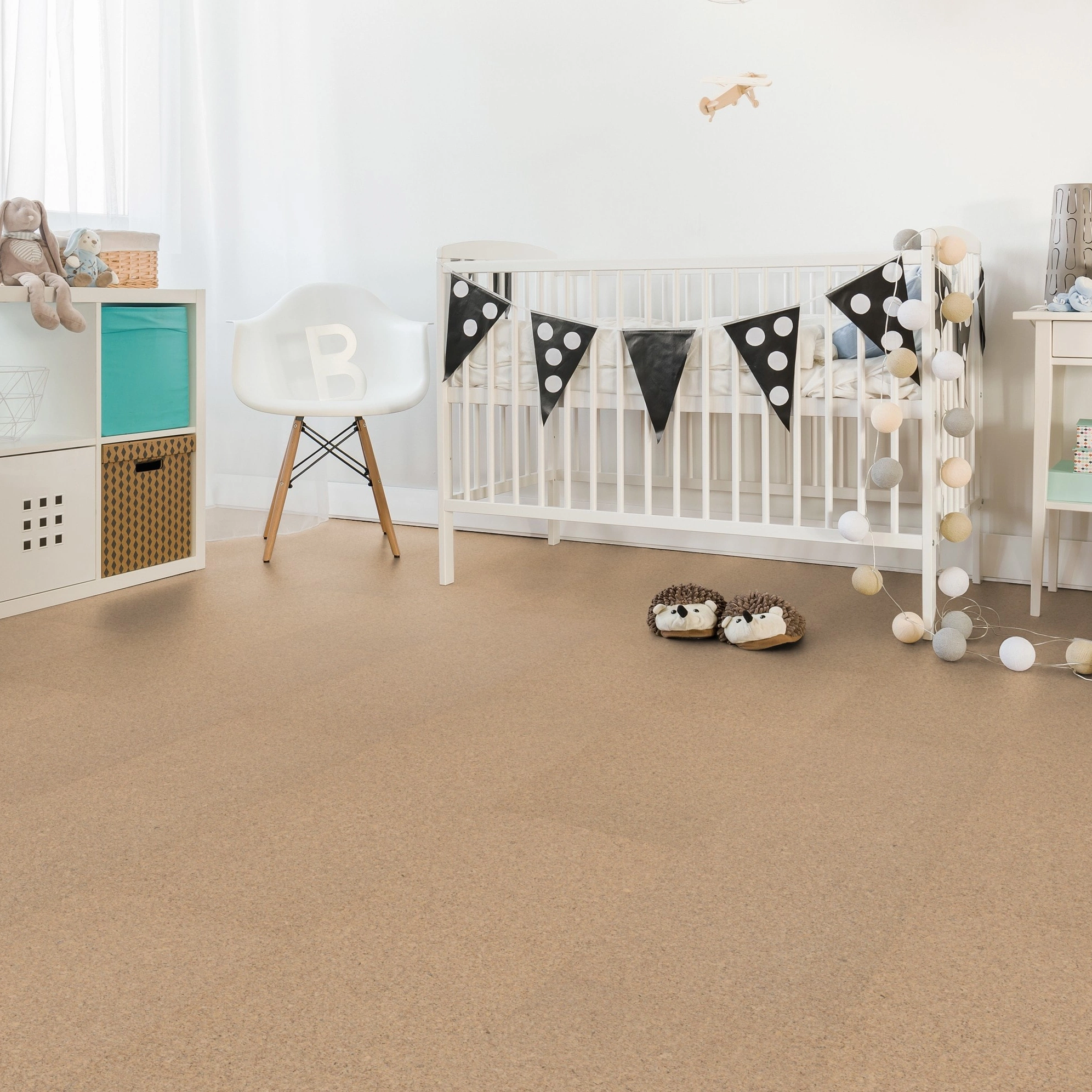 Milieubild Kinderzimmer mit weißer Krippe - Wicanders Wise HDF Klick-Korkboden cork Go Sand Milieubild Kinderzimmer mit weißer Krippe - Wicanders Wise 80002133