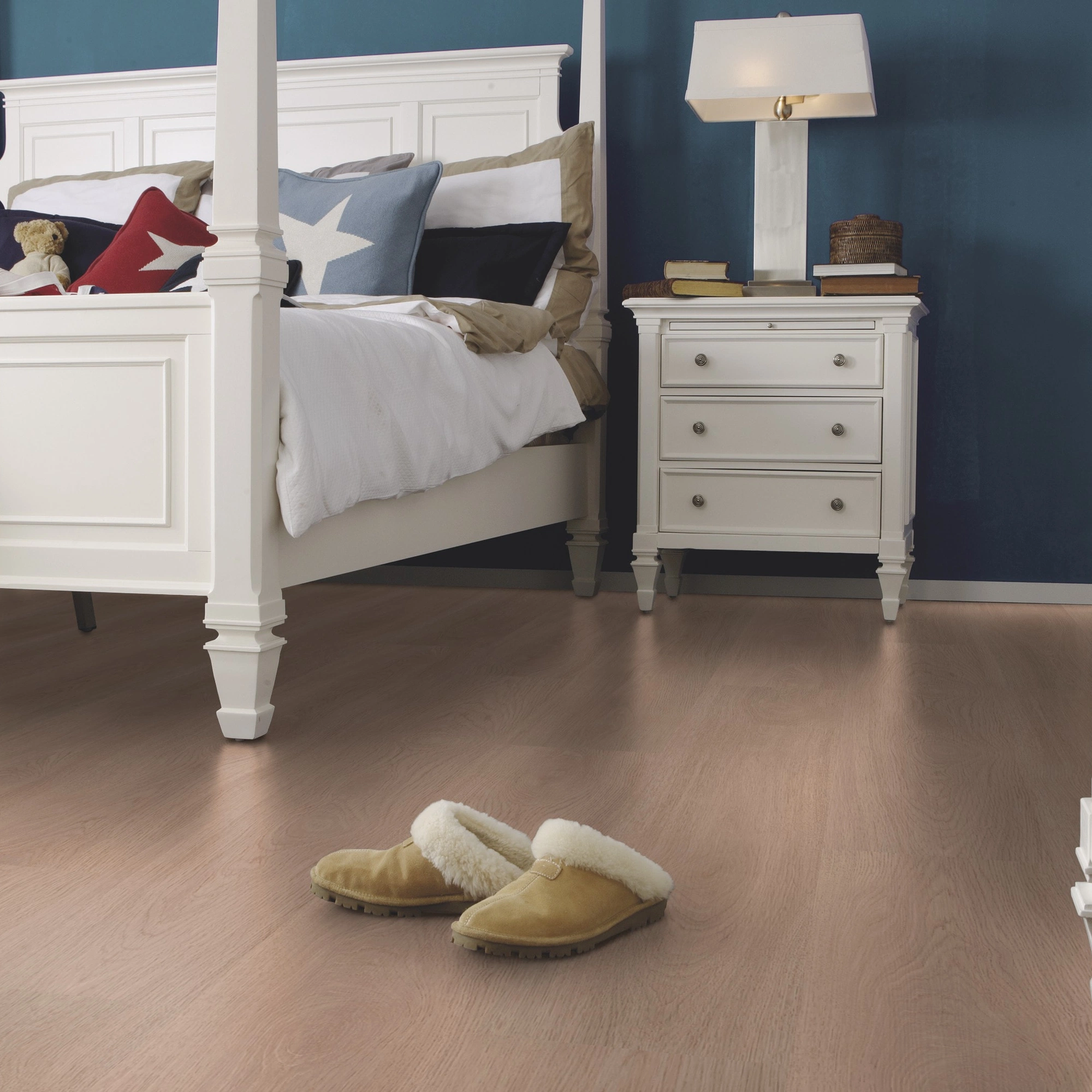 Milieubild Schlafzimmer im Landhaus-Stil - wineo Klebe-Bioboden PURLINE wineo 1000 wood XL Calm Oak Shell Milieubild Schlafzimmer im Landhaus-Stil - wineo PL306R