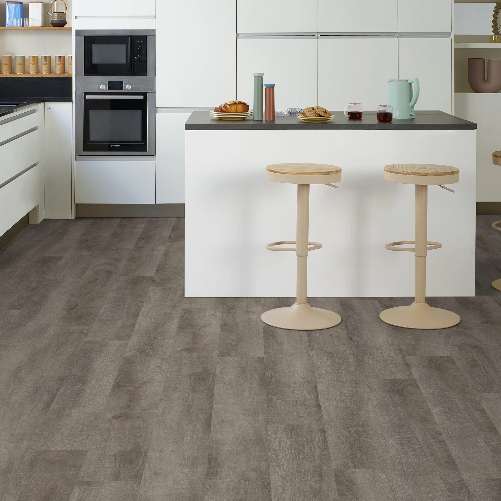 Milieubild Moderne Küche mit Küchenblock - Tarkett Klebe-Vinyl iD Inspiration 30 CLASSICS Antik Oak Dark Grey Milieubild Moderne Küche mit Küchenblock - Tarkett 24524006