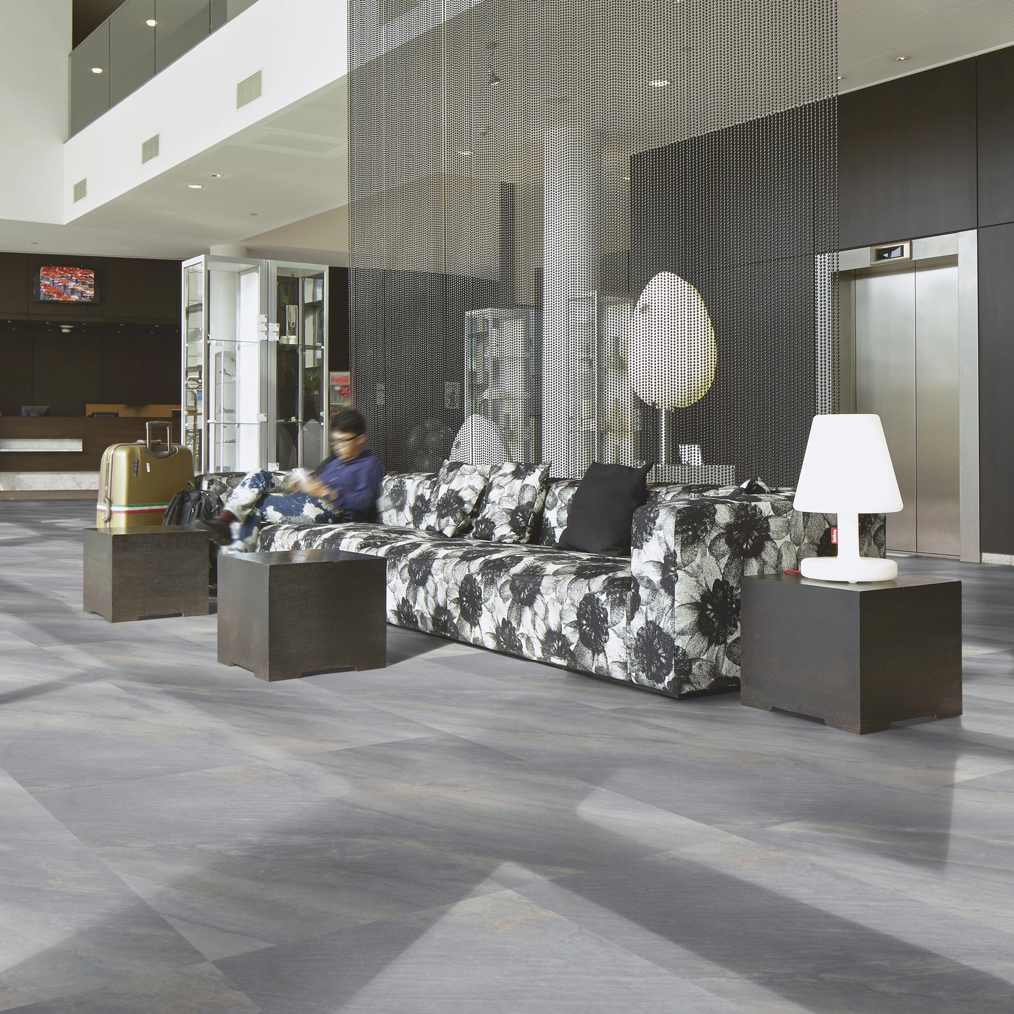 Milieubild Hotellobby mit Rezeption - Forbo Flooring Klebe-Vinyl Allura Dryback 0.55 Material Cool Natural Stone Milieubild Hotellobby mit Rezeption - Forbo Flooring 243668