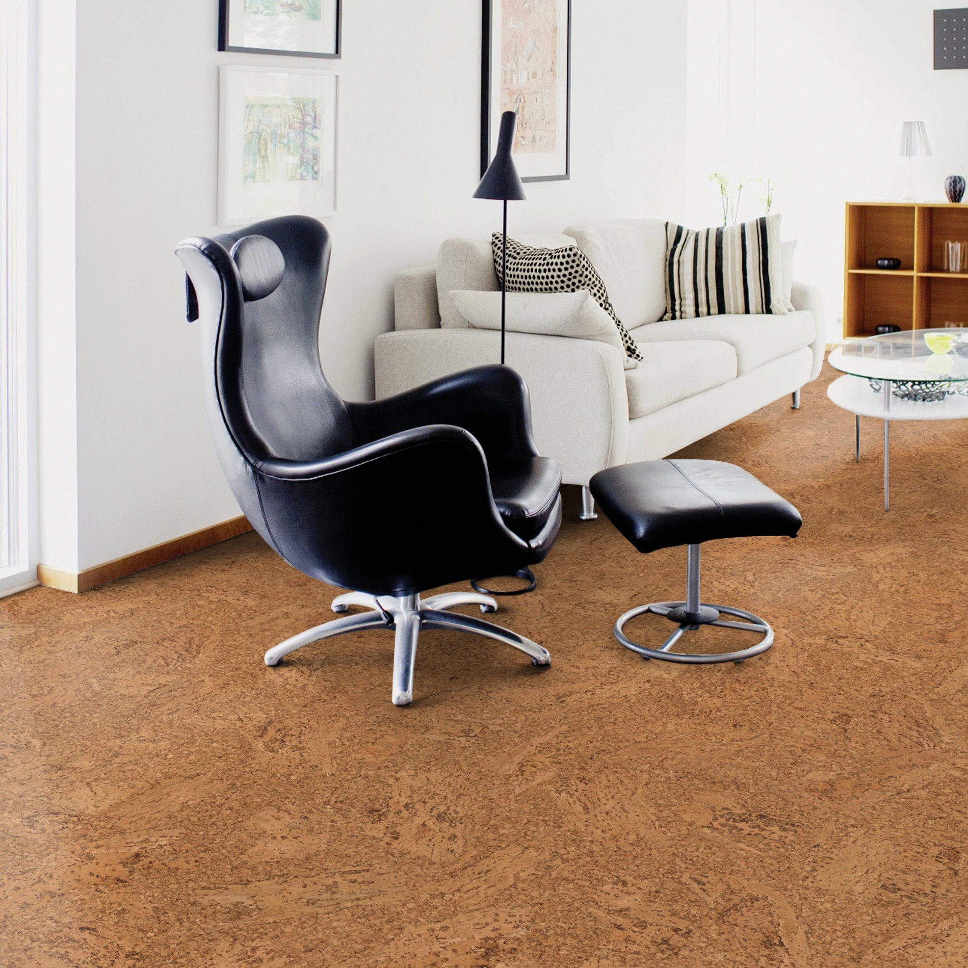 Milieubild Wohnzimmer mit Sessel und bodentiefem Fenster - Wicanders Wise HDF Klick-Korkboden cork Essence Originals Accent Milieubild Wohnzimmer mit Sessel und bodentiefem Fenster - Wicanders Wise 80002243