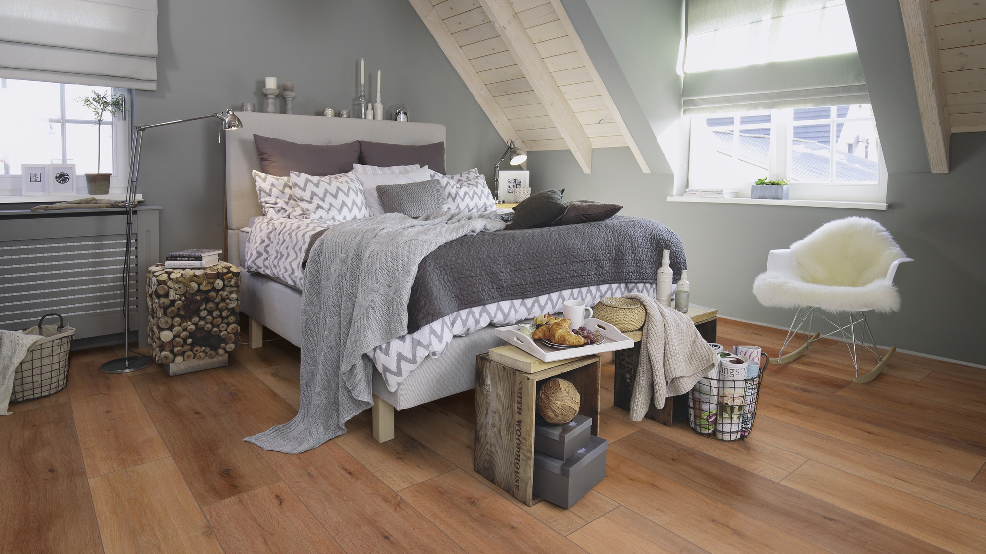 Milieubild Schlafzimmer im modernen Dachgeschoss - wineo Klebe-Bioboden PURLINE wineo 1000 wood XL Rustic Oak Nougat Milieubild Schlafzimmer im modernen Dachgeschoss - wineo PL315R