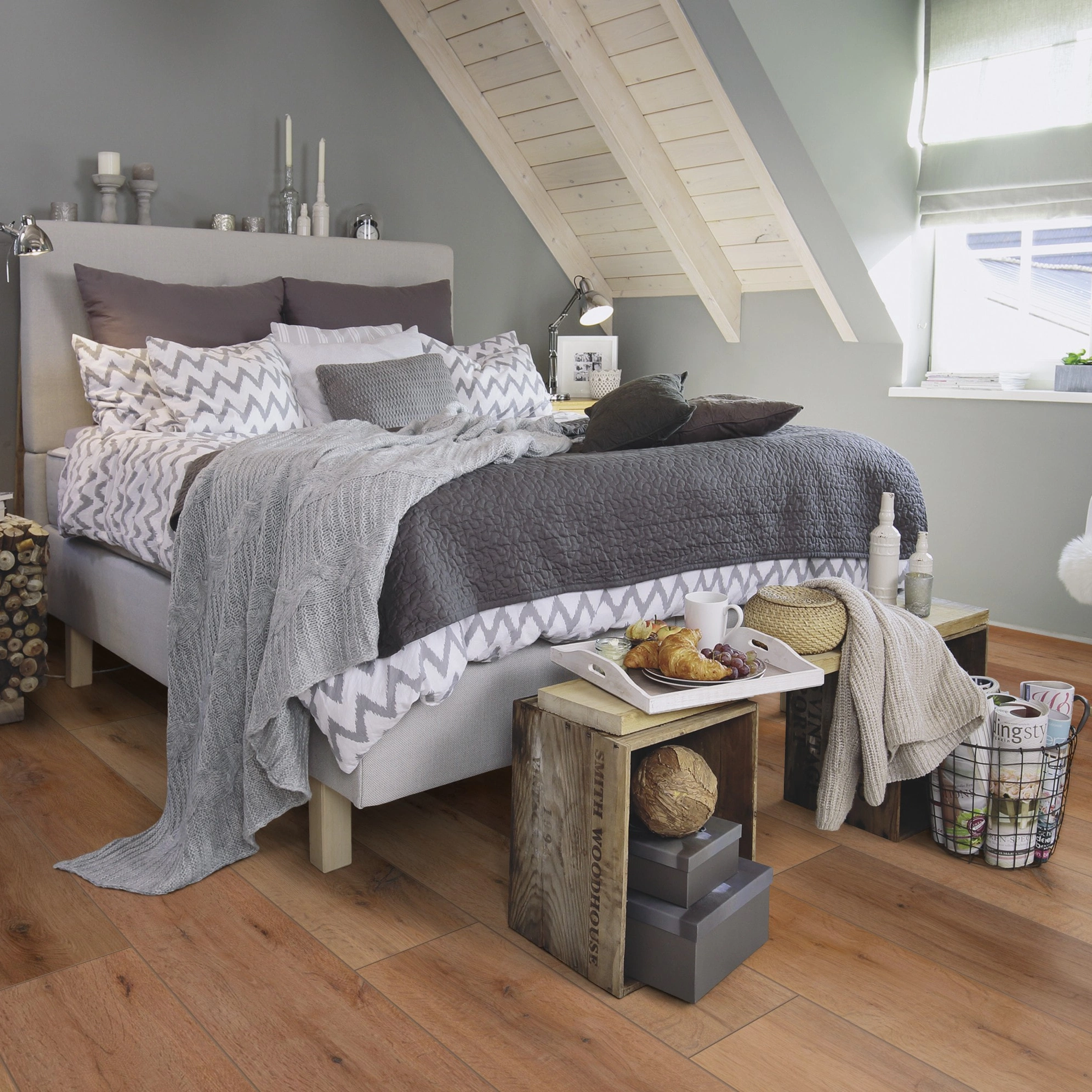 Milieubild Schlafzimmer im modernen Dachgeschoss - wineo Klebe-Bioboden PURLINE wineo 1000 wood XL Rustic Oak Nougat Milieubild Schlafzimmer im modernen Dachgeschoss - wineo PL315R