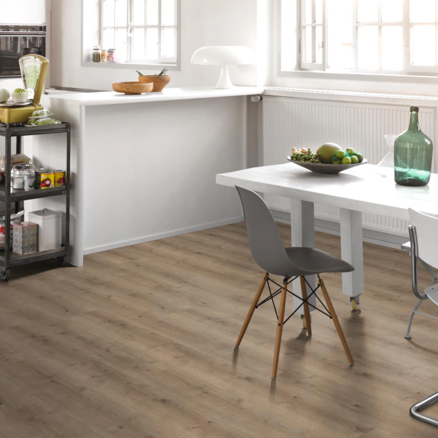 Milieubild Küche mit Essbereich - Parador HDF Klick-Designboden Modular ONE Eiche Pure perlgrau Milieubild Küche mit Essbereich - Parador 1730804