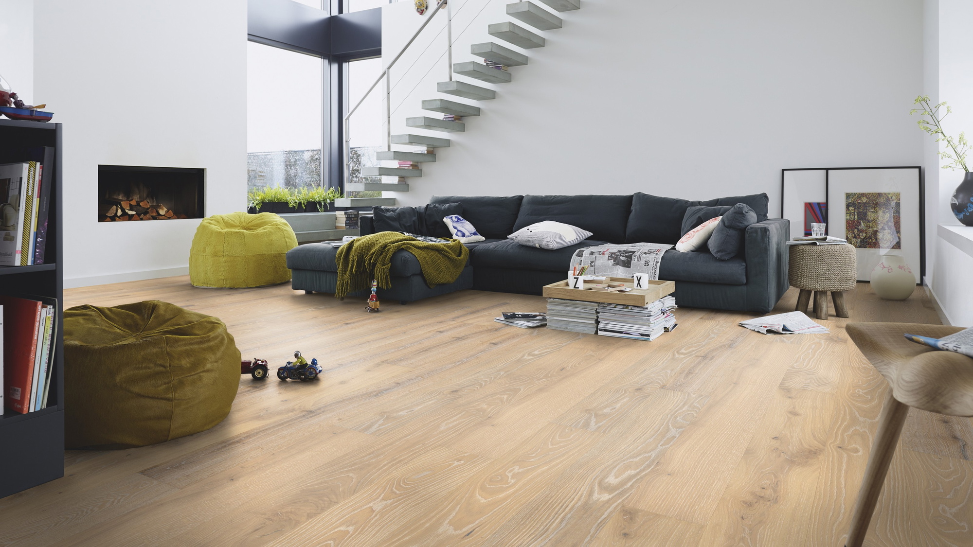 Milieubild Modernes Wohnzimmer mit Kamin - MEISTER Furnierboden HD 100 Natureflex Eiche lebhaft leichtweiß gekälkt Milieubild Modernes Wohnzimmer mit Kamin - MEISTER 500139-2200210-20016