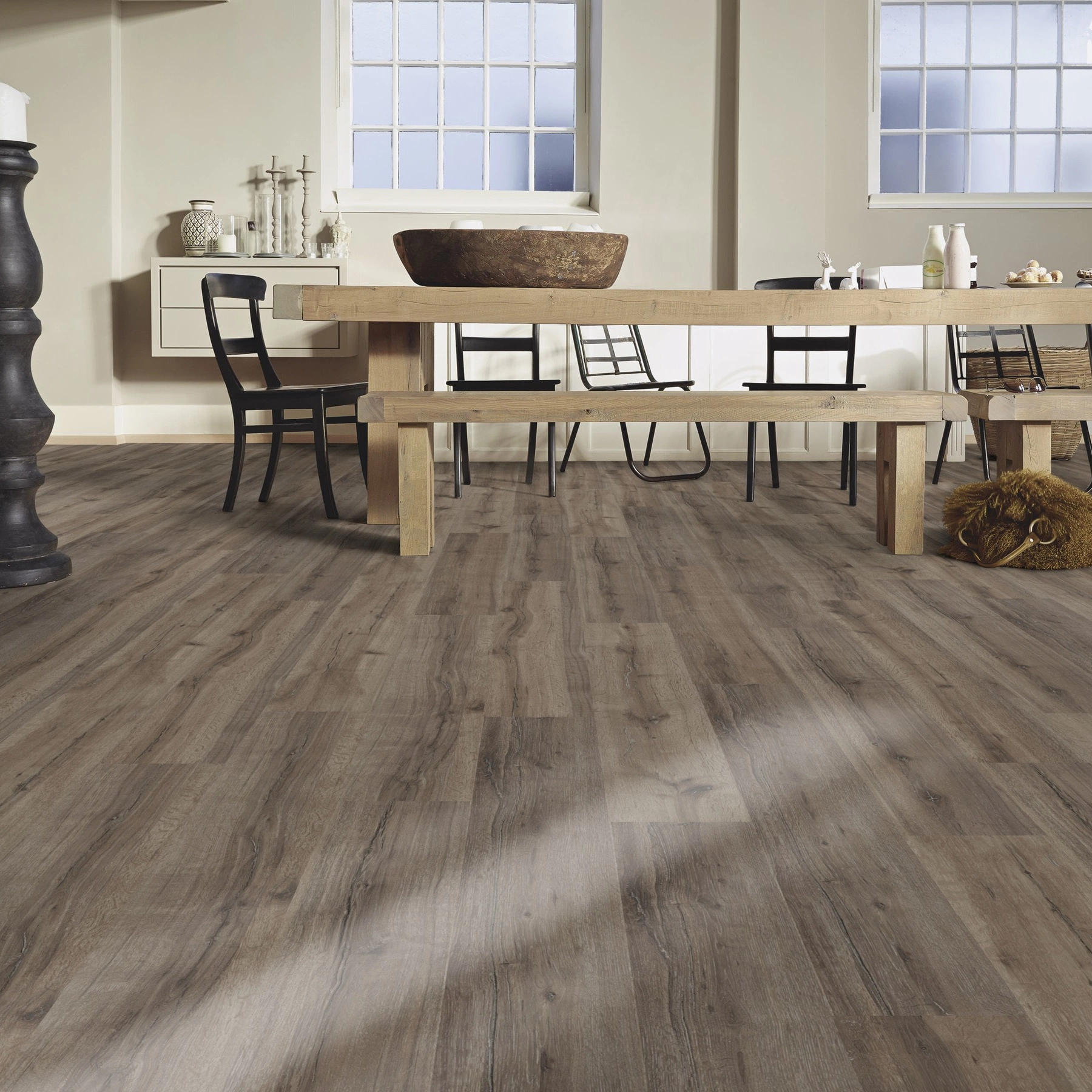 Milieubild Esszimmer mit großem Tisch - MEISTER Laminat LC 55 Grey Oak Milieubild Esszimmer mit großem Tisch - MEISTER 600012-1288198-06671