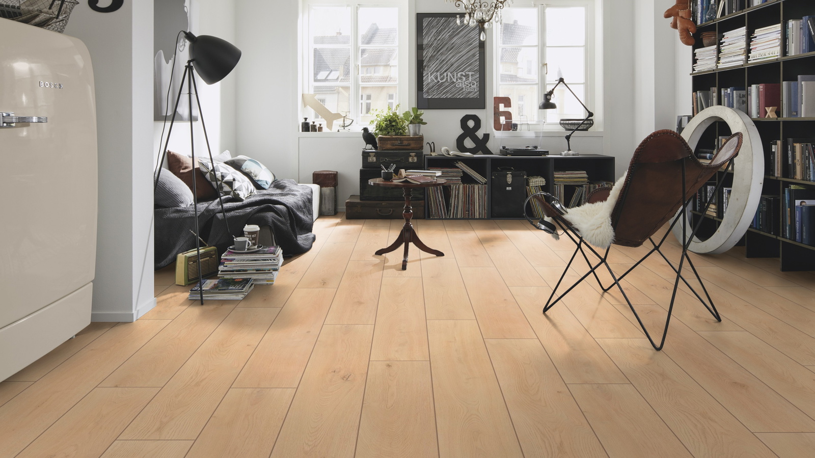 Milieubild Kompaktes Wohnzimmer mit Bücherregal - wineo PL310R