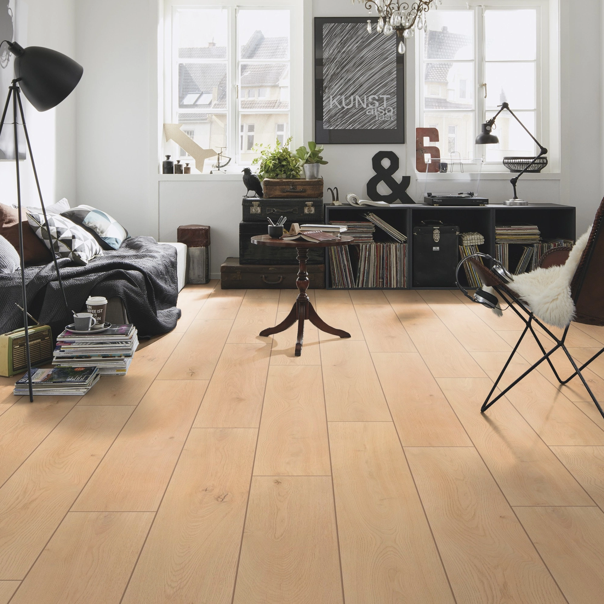 Milieubild Kompaktes Wohnzimmer mit Bücherregal - wineo Klebe-Bioboden PURLINE wineo 1000 wood XL Noble Oak Vanilla Milieubild Kompaktes Wohnzimmer mit Bücherregal - wineo PL310R