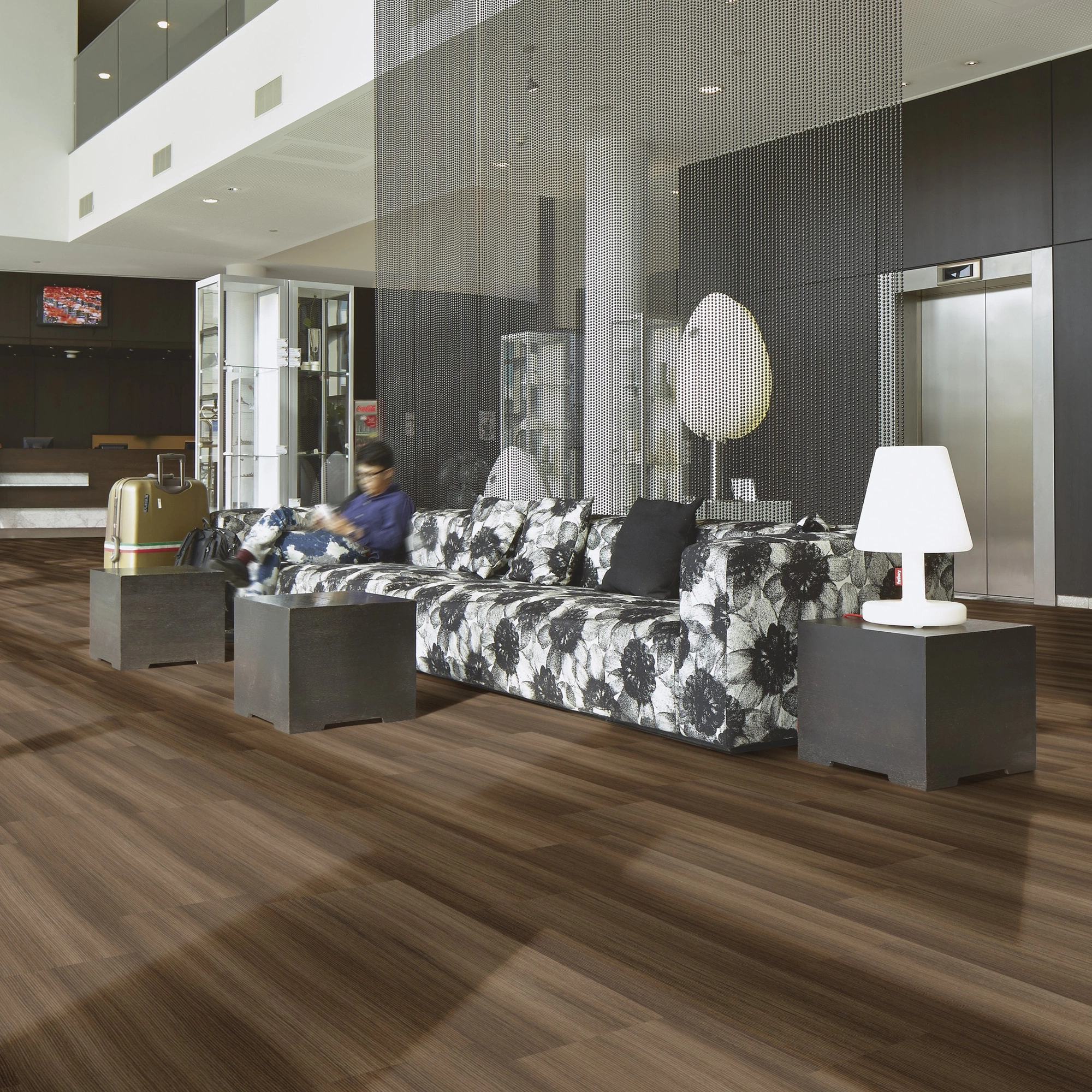 Milieubild Hotellobby mit Rezeption - Forbo Flooring Klebe-Vinyl Allura Dryback 0.55 Wood Natural Twine Milieubild Hotellobby mit Rezeption - Forbo Flooring 243635