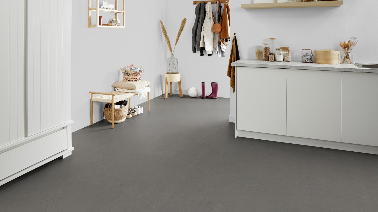 Milieubild Kompakte Küchenzeile im offenen Wohnbereich - Forbo Flooring 176498