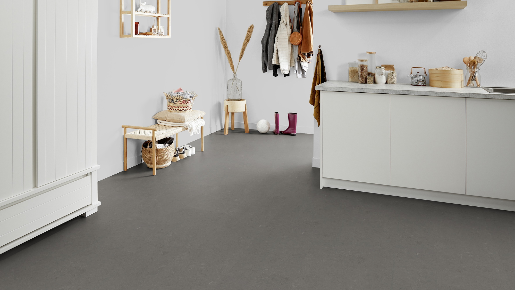 Milieubild Kompakte Küchenzeile im offenen Wohnbereich - Forbo Flooring Marmoleum Click Nebula Milieubild Kompakte Küchenzeile im offenen Wohnbereich - Forbo Flooring 176498