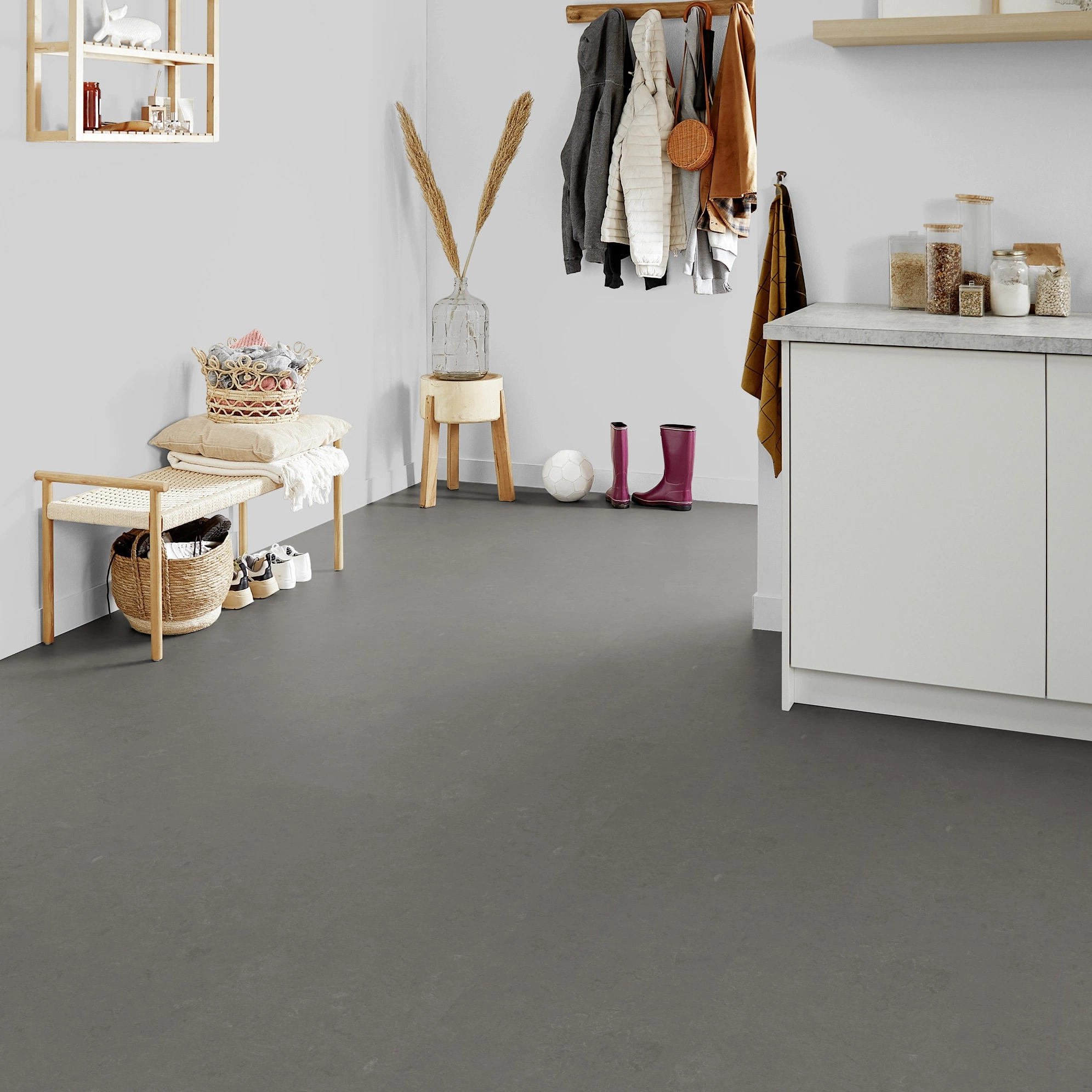 Milieubild Kompakte Küchenzeile im offenen Wohnbereich - Forbo Flooring Marmoleum Click Nebula Milieubild Kompakte Küchenzeile im offenen Wohnbereich - Forbo Flooring 176498