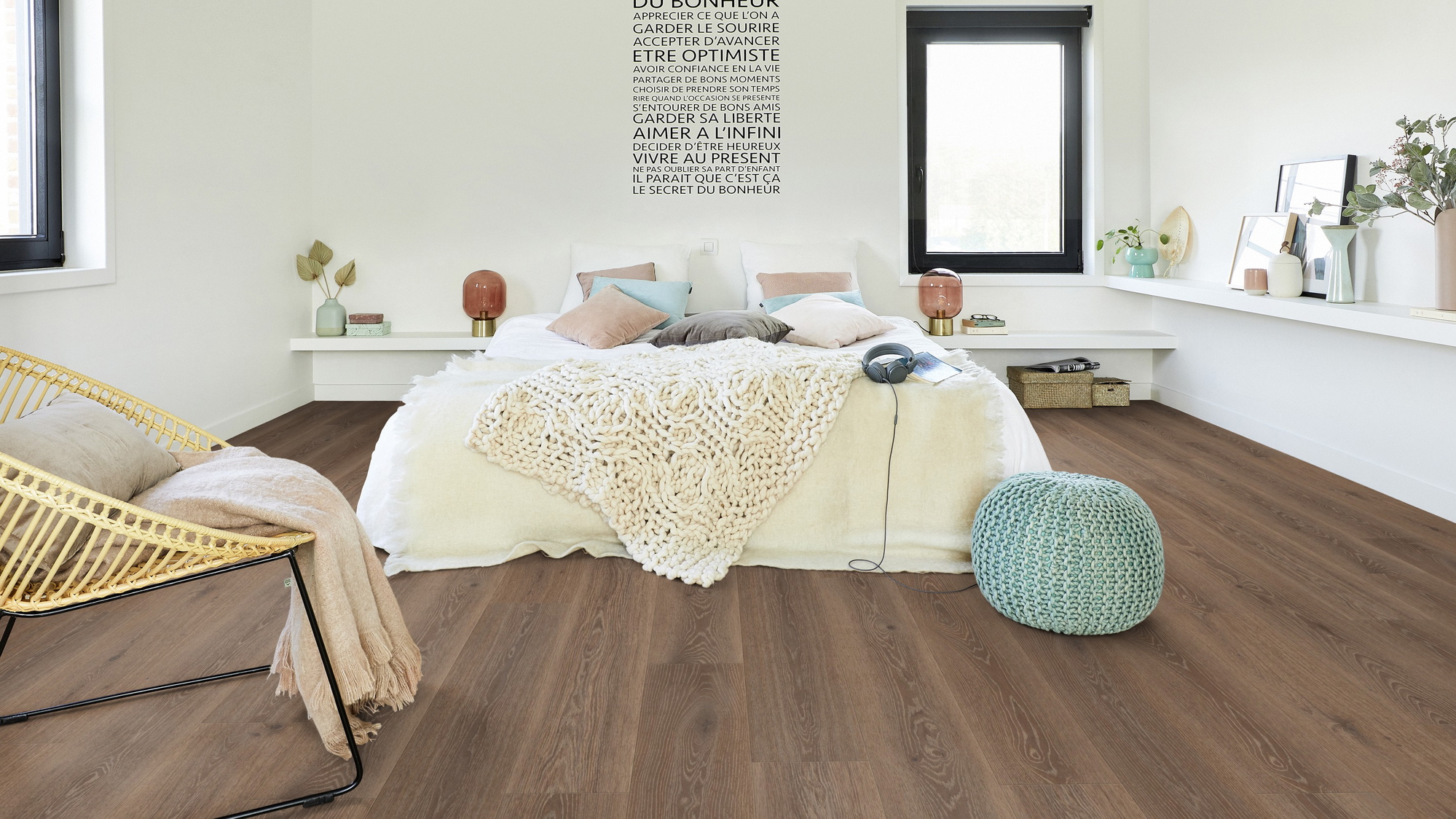 Milieubild Modernes Schlafzimmer - Bett mit Stuhl - Tarkett Klebe-Vinyl Essence 30 Tribe Oak Mocha Milieubild Modernes Schlafzimmer - Bett mit Stuhl - Tarkett 260055009