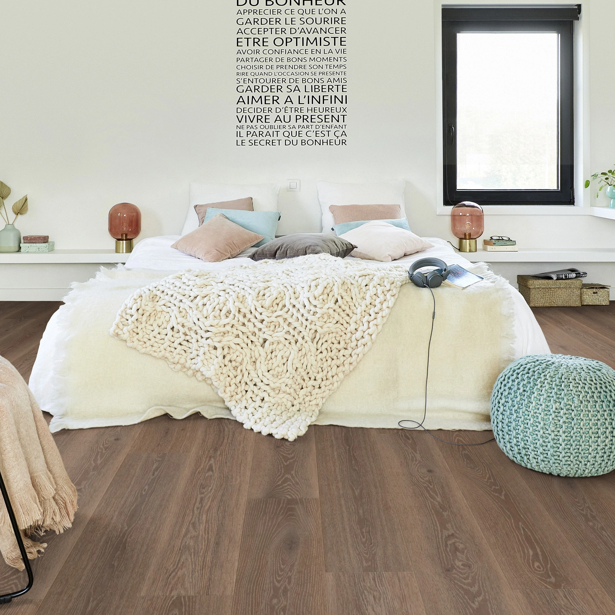 Milieubild Modernes Schlafzimmer - Bett mit Stuhl - Tarkett Klebe-Vinyl Essence 30 Tribe Oak Mocha Milieubild Modernes Schlafzimmer - Bett mit Stuhl - Tarkett 260055009