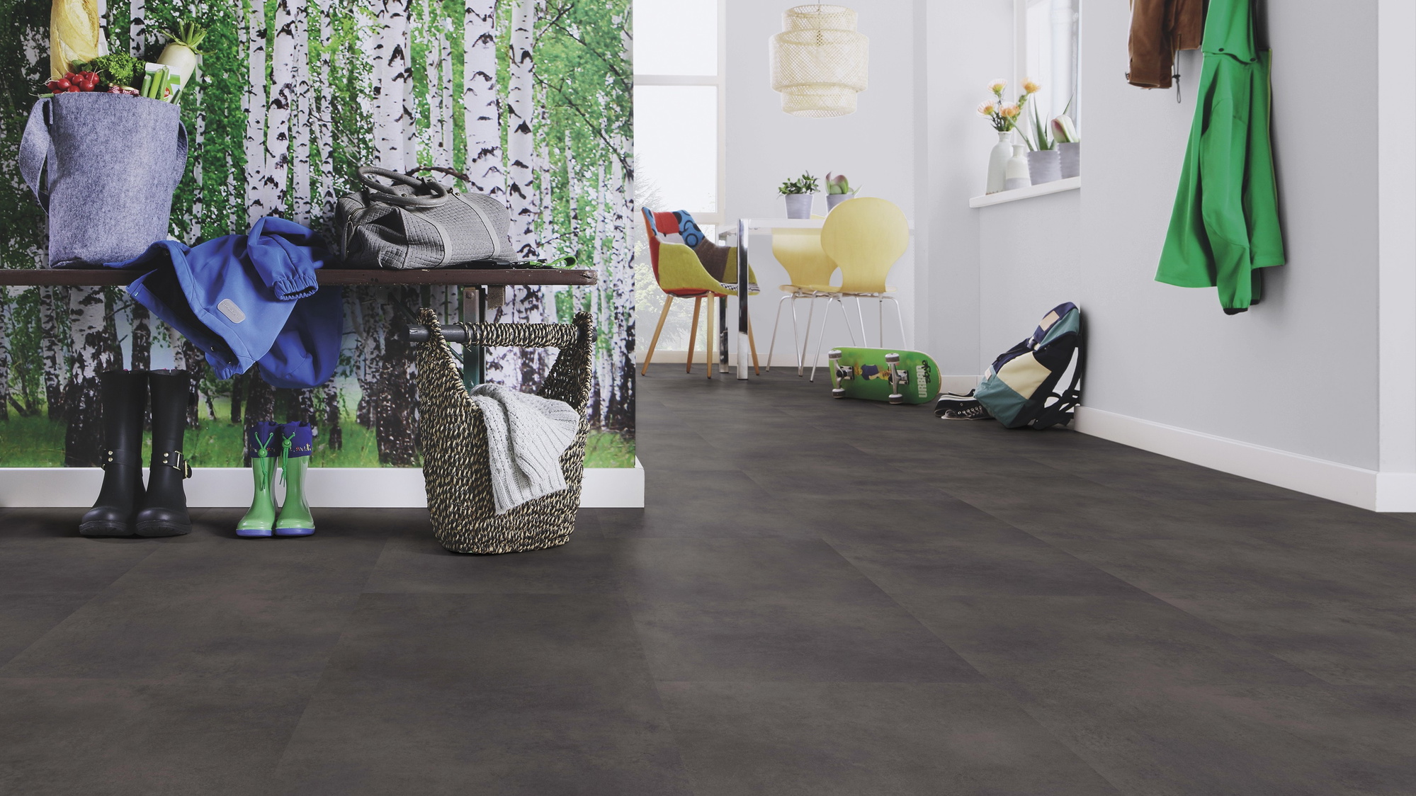 Milieubild Esszimmer mit Flur und Sitzbank - wineo Klebe-Bioboden PURLINE wineo 1500 stone XL Loft Concrete Dark Milieubild Esszimmer mit Flur und Sitzbank - wineo PL15400SXL