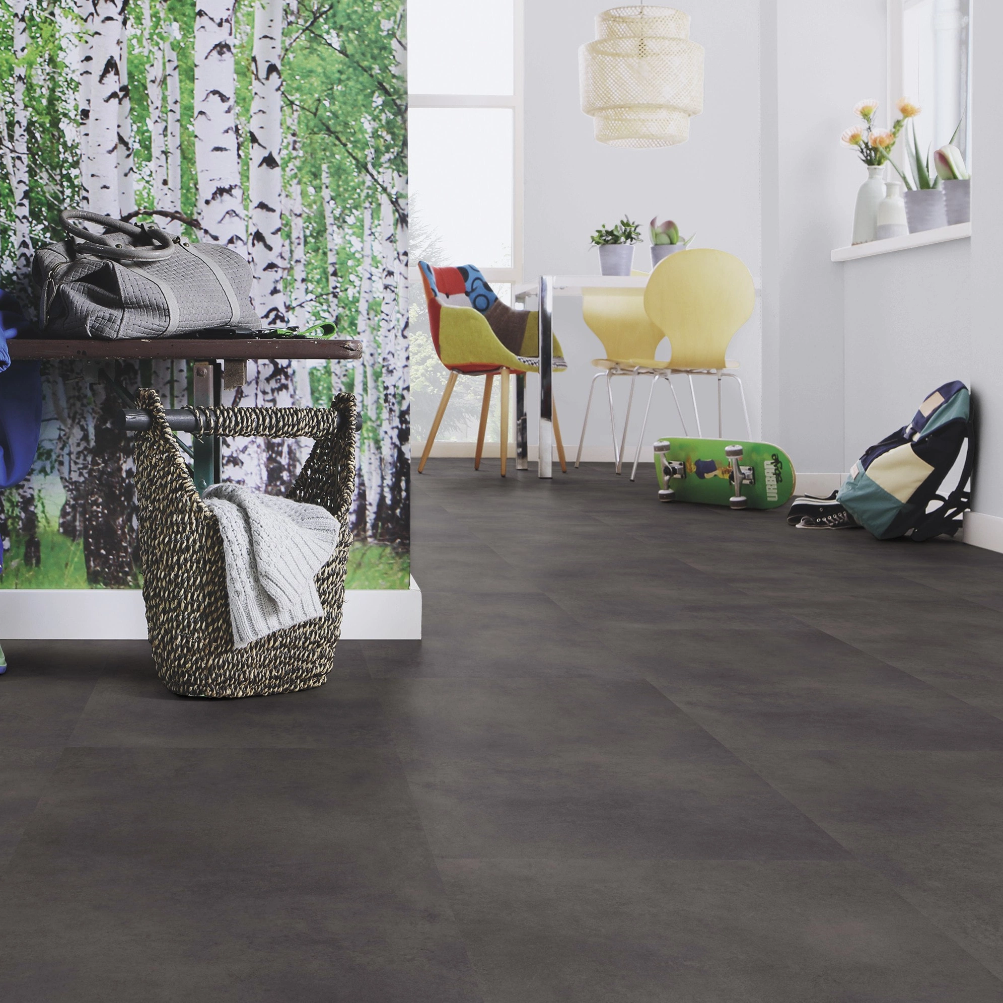 Milieubild Esszimmer mit Flur und Sitzbank - wineo Klebe-Bioboden PURLINE wineo 1500 stone XL Loft Concrete Dark Milieubild Esszimmer mit Flur und Sitzbank - wineo PL15400SXL