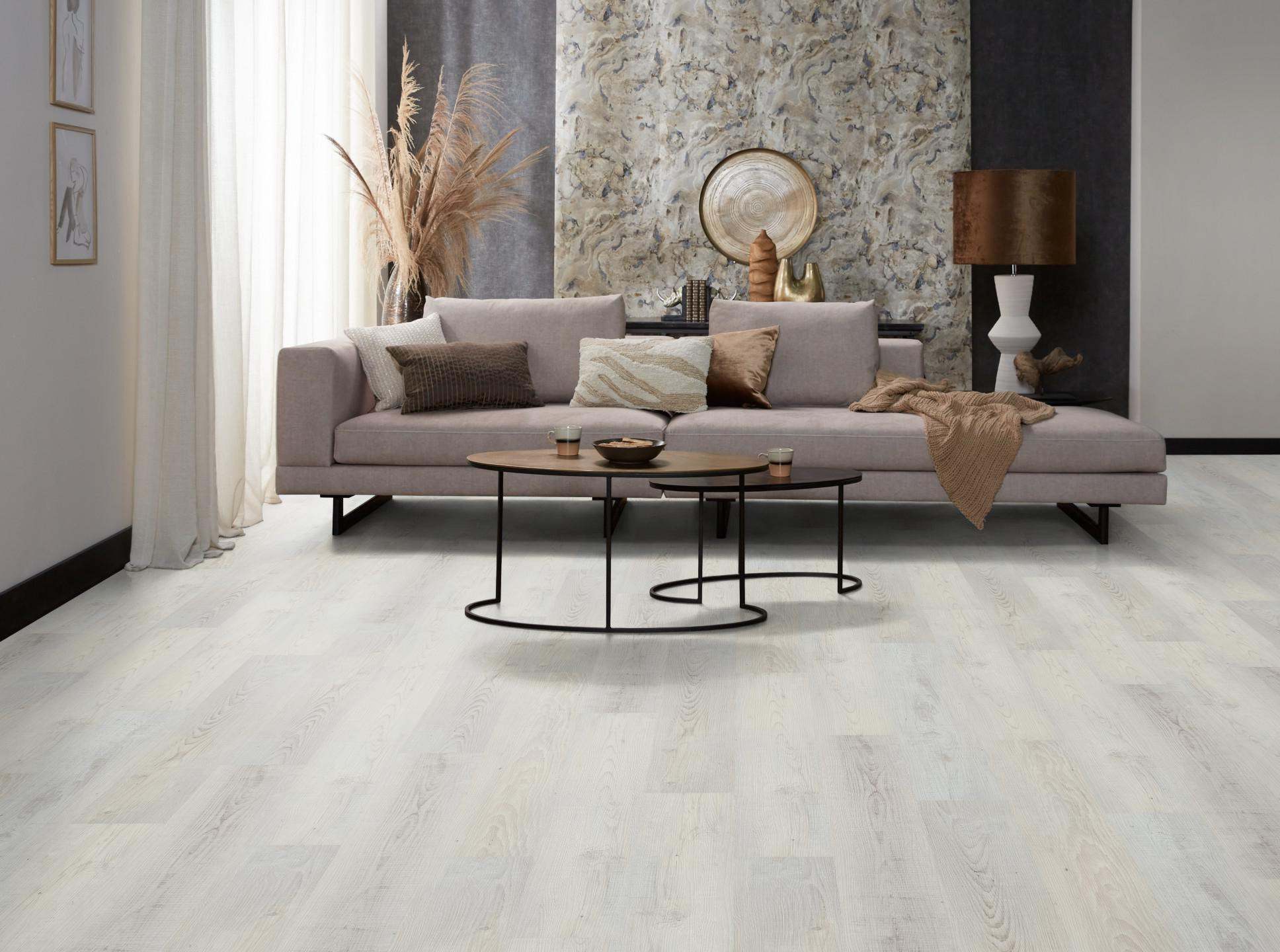 Milieubild Modernes, freundliches Wohnzimmer mit Sofa und Wandtapete - nexflor Rigid Klick-Vinyl Apollo Click Collection Pergamon Oak Milieubild Modernes, freundliches Wohnzimmer mit Sofa und Wandtapete - nexflor NXF-60030-008