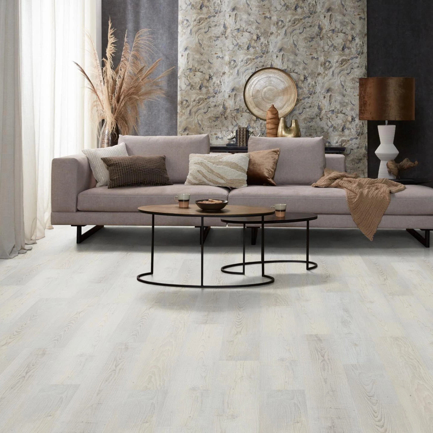 Milieubild Modernes, freundliches Wohnzimmer mit Sofa und Wandtapete - nexflor Rigid Klick-Vinyl Apollo Click Collection Pergamon Oak Milieubild Modernes, freundliches Wohnzimmer mit Sofa und Wandtapete - nexflor NXF-60030-008