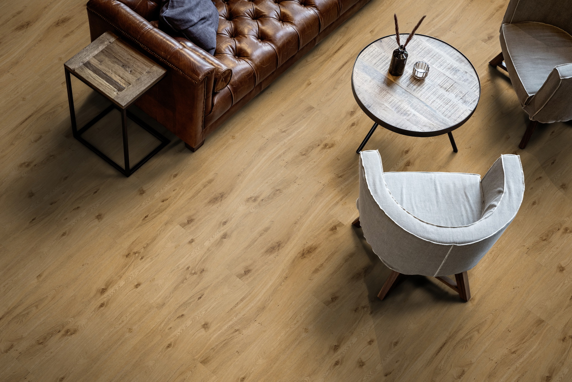Milieubild Wohnzimmer mit Ledersofa - Blick von oben - ter Hürne Klebe-Vinyl Pro Classic Choice Eiche York Milieubild Wohnzimmer mit Ledersofa - Blick von oben - ter Hürne 1101210600