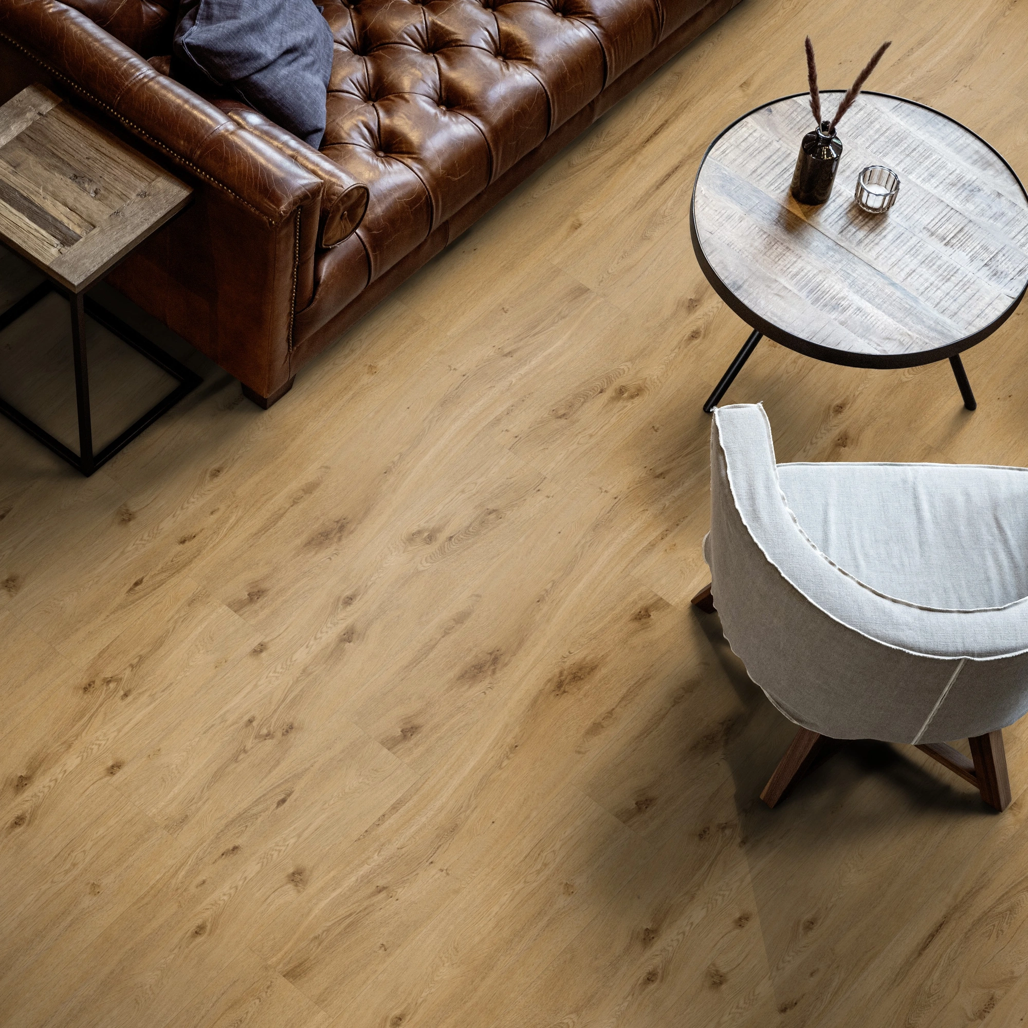 Milieubild Wohnzimmer mit Ledersofa - Blick von oben - ter Hürne Klebe-Vinyl Pro Classic Choice Eiche York Milieubild Wohnzimmer mit Ledersofa - Blick von oben - ter Hürne 1101210600