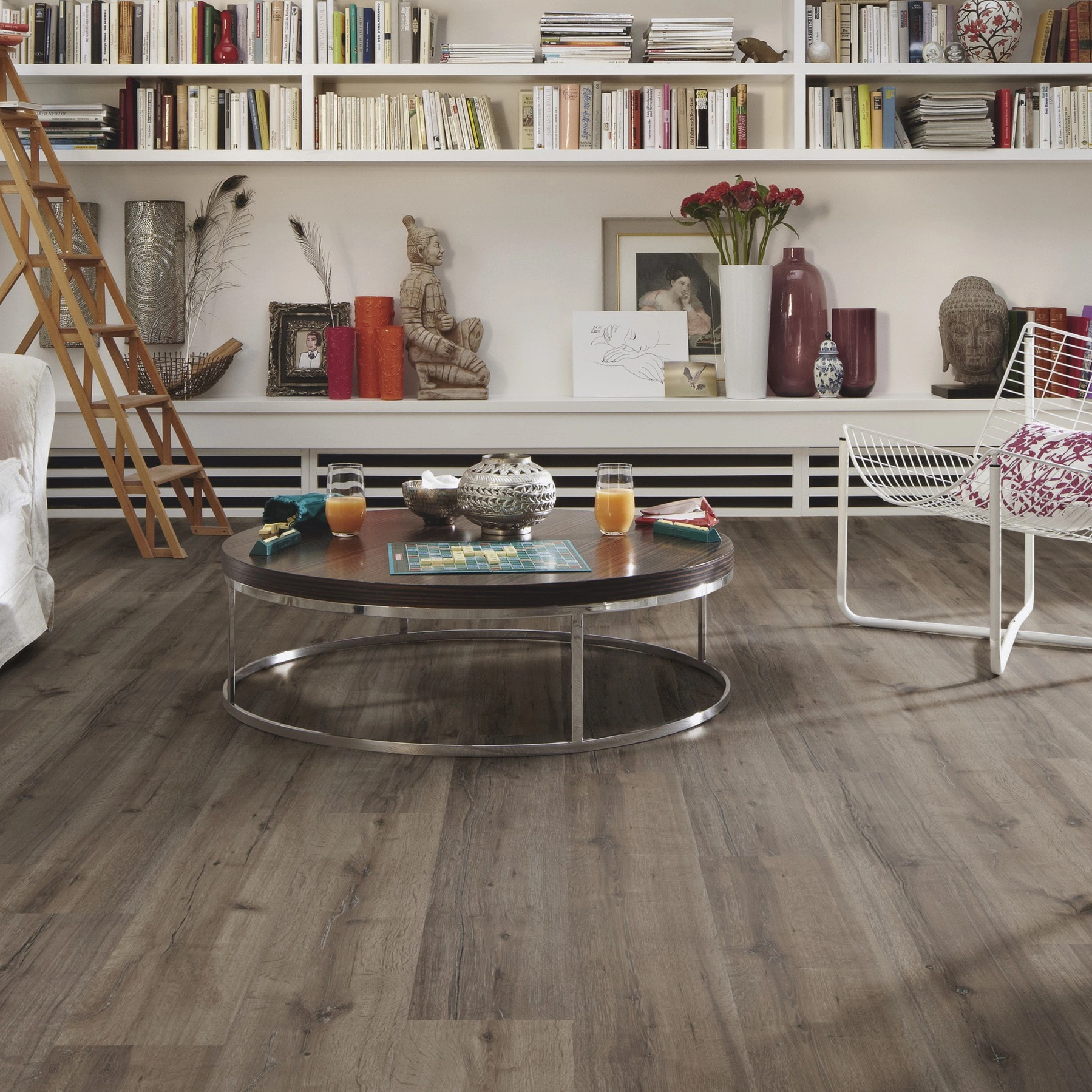 Milieubild Wohnzimmer mit großem Bücherregal - MEISTER Laminat LC 55 Grey Oak Milieubild Wohnzimmer mit großem Bücherregal - MEISTER 600012-1288198-06671