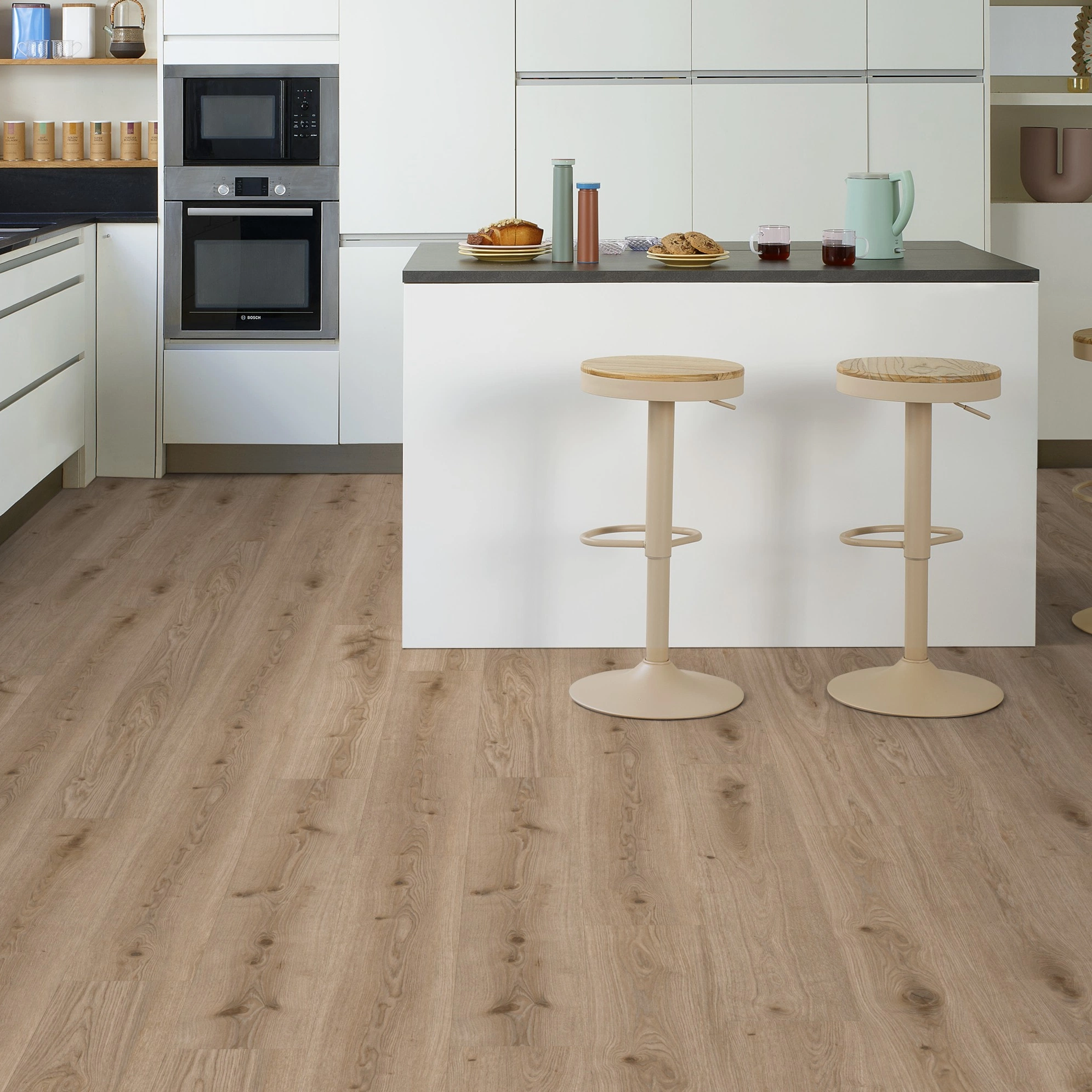 Milieubild Moderne Küche mit Küchenblock - Tarkett Klebe-Vinyl Essence 55 Primary Oak Light Grey Milieubild Moderne Küche mit Küchenblock - Tarkett 260053006