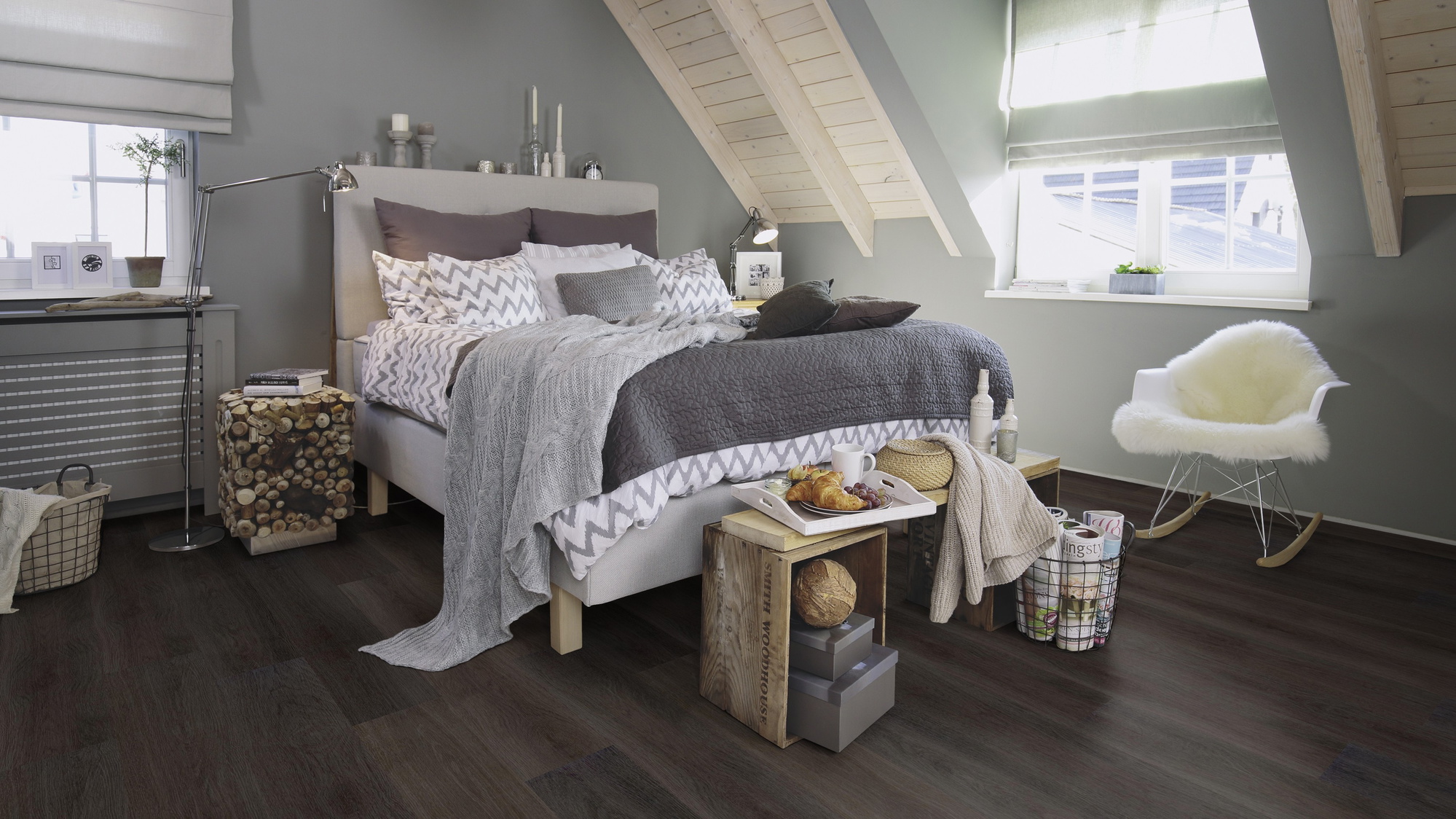 Milieubild Schlafzimmer im modernen Dachgeschoss - wineo PL304R