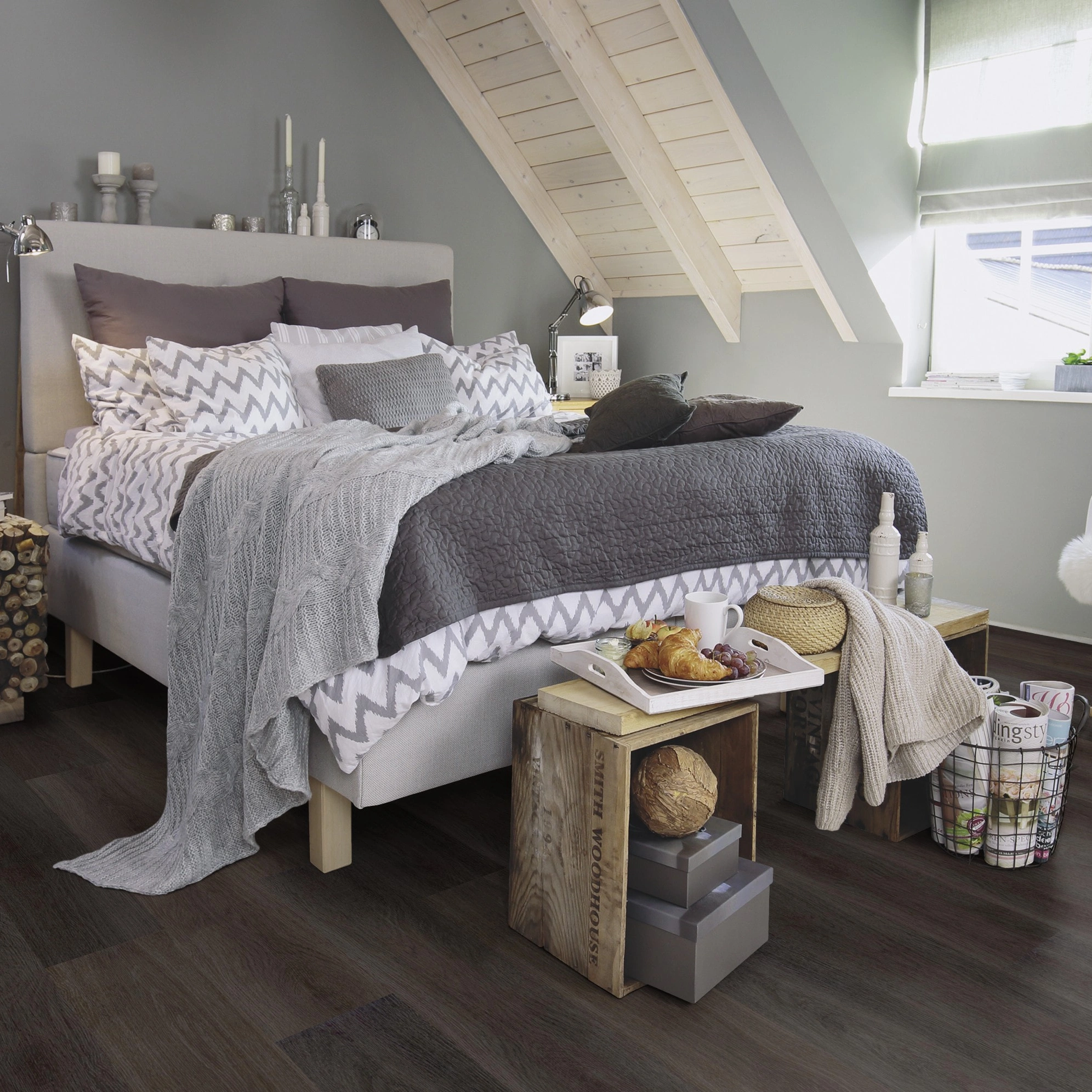 Milieubild Schlafzimmer im modernen Dachgeschoss - wineo Klebe-Bioboden PURLINE wineo 1000 wood L Soft Oak Pepper Milieubild Schlafzimmer im modernen Dachgeschoss - wineo PL304R