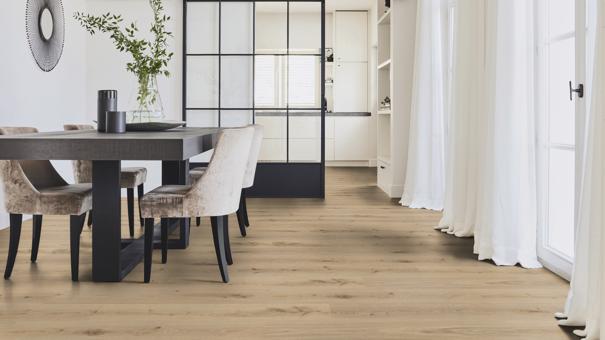 Milieubild Modernes Esszimmer mit Glas-Schiebetür - Tarkett Rigid Klick-Vinyl Essence Rigid 55 Primary Oak Natural Milieubild Modernes Esszimmer mit Glas-Schiebetür - Tarkett 260030004