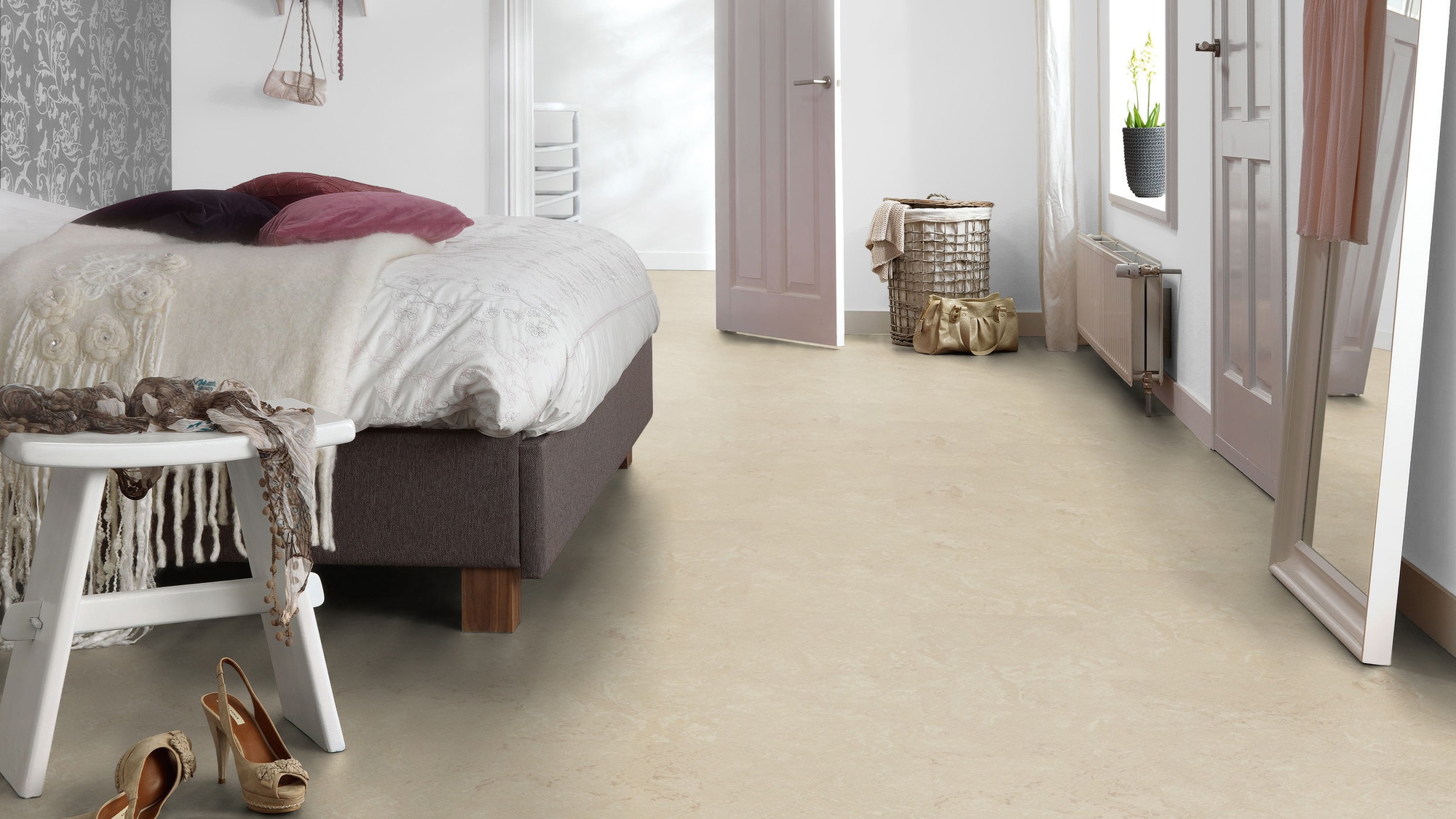 Milieubild Schlafzimmer mit Hocker - Forbo Flooring Marmoleum Click Cloudy Sand Milieubild Schlafzimmer mit Hocker - Forbo Flooring 176492