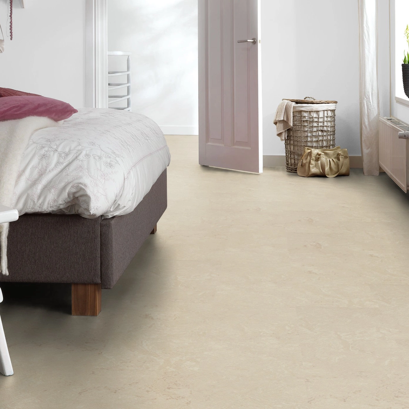 Milieubild Schlafzimmer mit Hocker - Forbo Flooring Marmoleum Click Cloudy Sand Milieubild Schlafzimmer mit Hocker - Forbo Flooring 176492