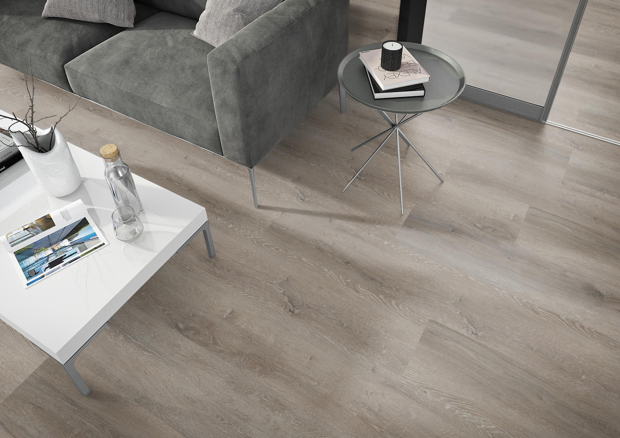 Milieubild Wohnzimmer - Sofa mit Beistelltisch und Glastür - nexflor Rigid Klick-Vinyl Helios Click Collection Marathon Oak Milieubild Wohnzimmer - Sofa mit Beistelltisch und Glastür - nexflor NXF-20030-003