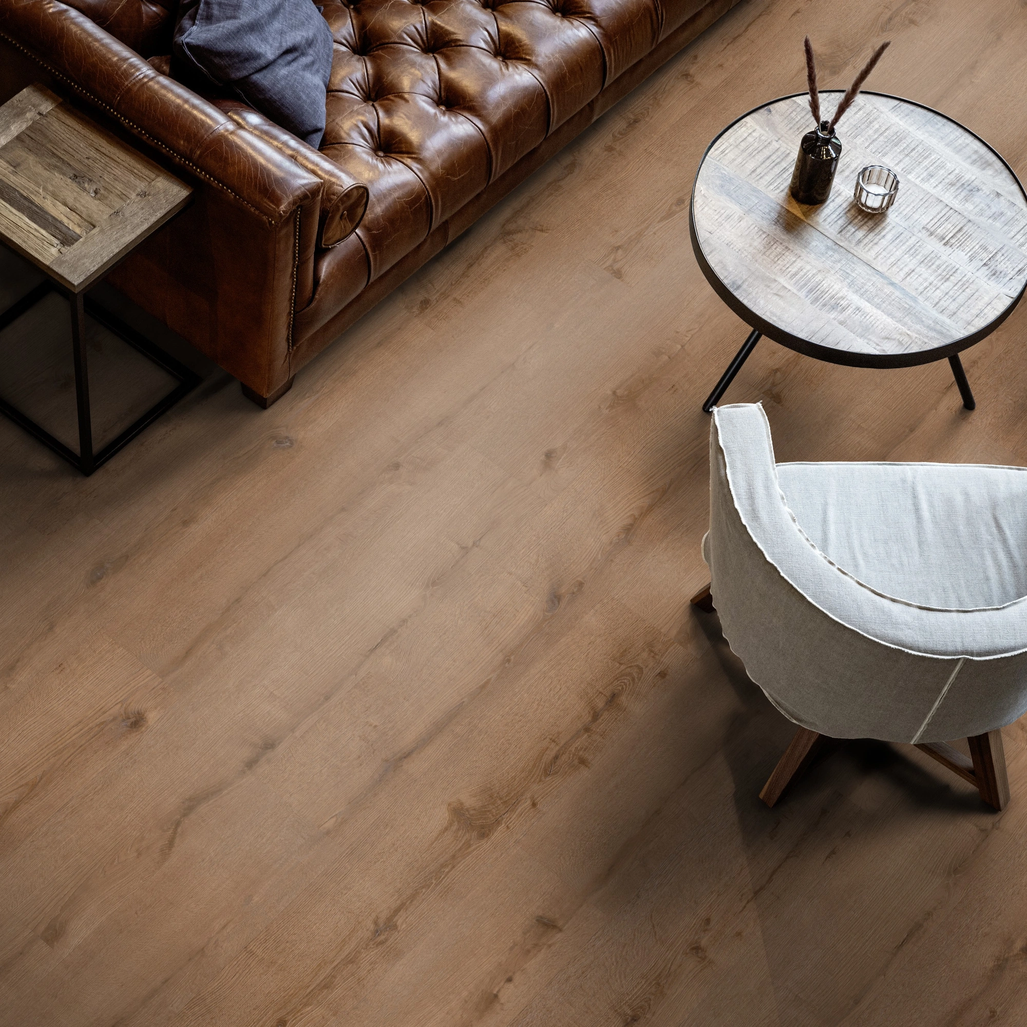 Milieubild Wohnzimmer mit Ledersofa - Blick von oben - ter Hürne Klebe-Vinyl Pro Grand Choice Eiche Washington Milieubild Wohnzimmer mit Ledersofa - Blick von oben - ter Hürne 1101210409