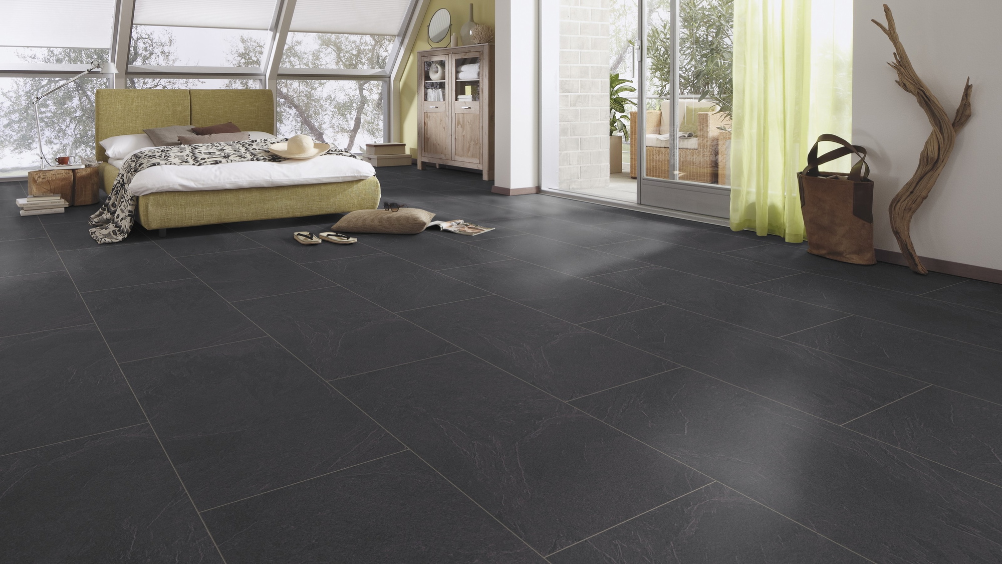 Milieubild Schlafzimmer im modernen Dachgeschoss - MEISTER Laminat LB 150 Schiefer anthrazit Milieubild Schlafzimmer im modernen Dachgeschoss - MEISTER 600003-0857398-06137